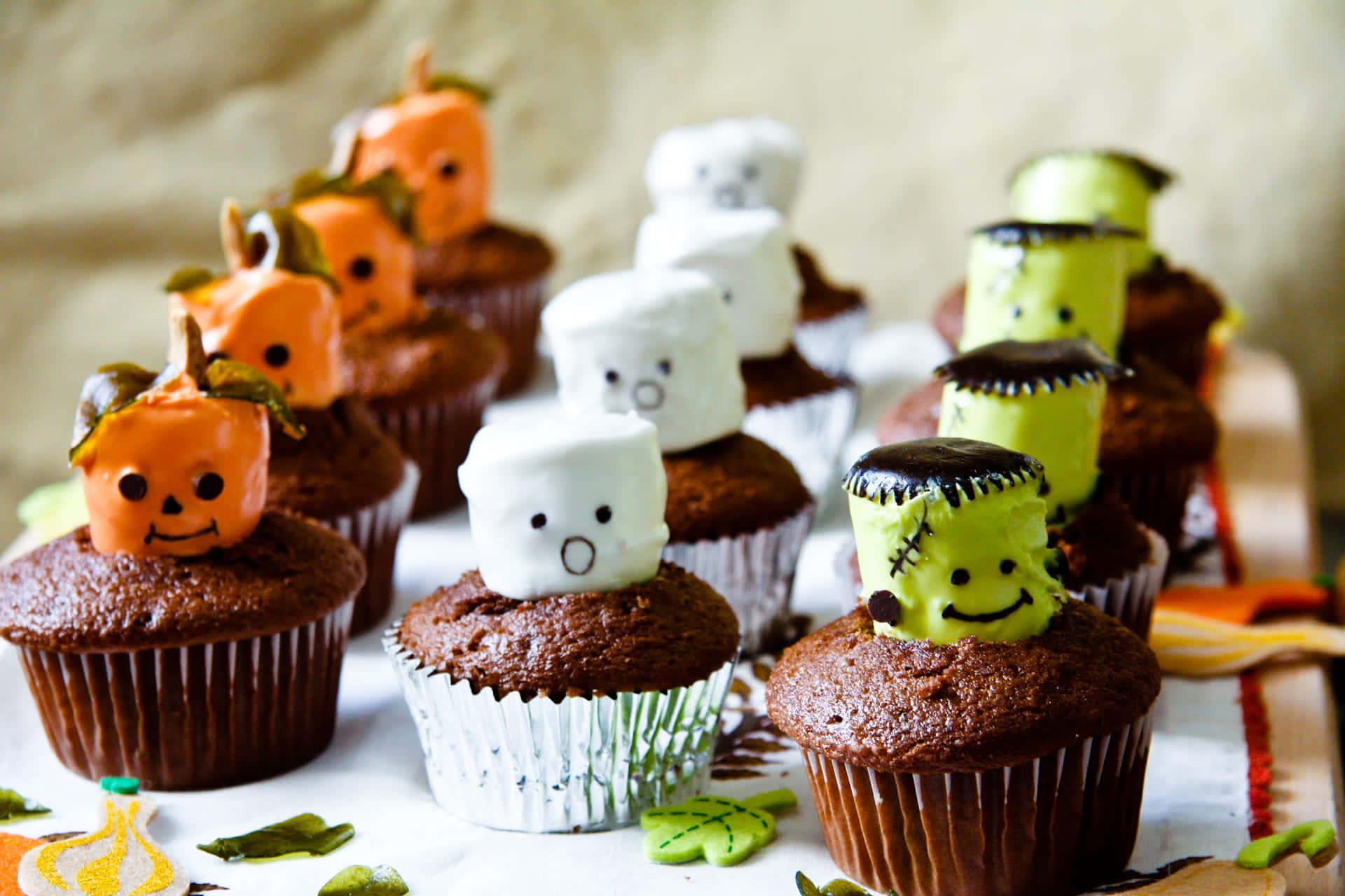 Halloween cupcakes, orange pumpkin marshmallows, white ghost marshmallows, Full HD Desktop Wallpaper