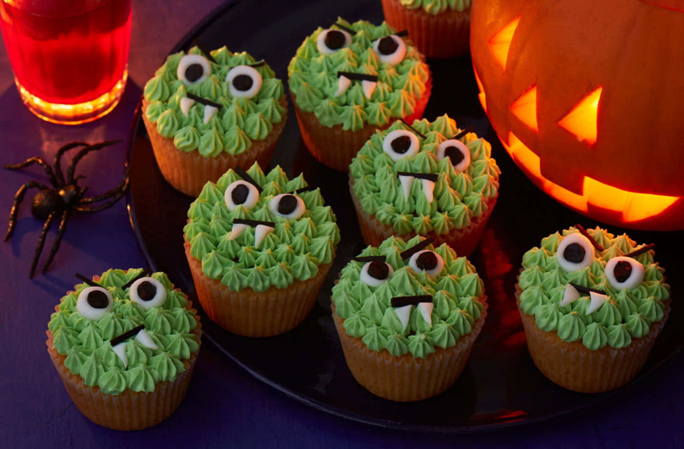 Halloween cupcakes, green frosted monster cupcakes, googly eyes, HD Desktop Wallpaper