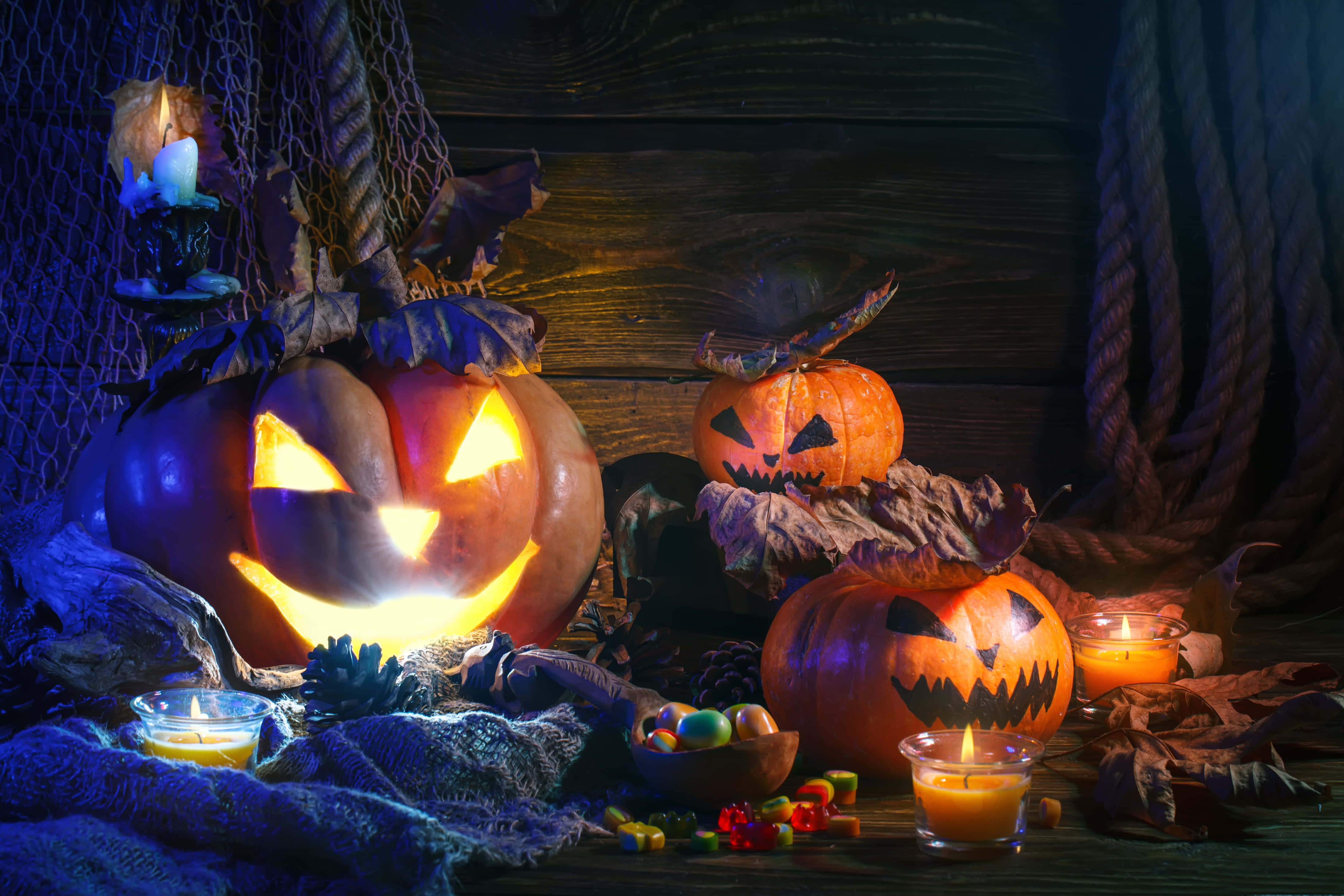 Halloween Candles, jack-o'-lanterns, rustic wooden table, 4K Desktop Wallpaper