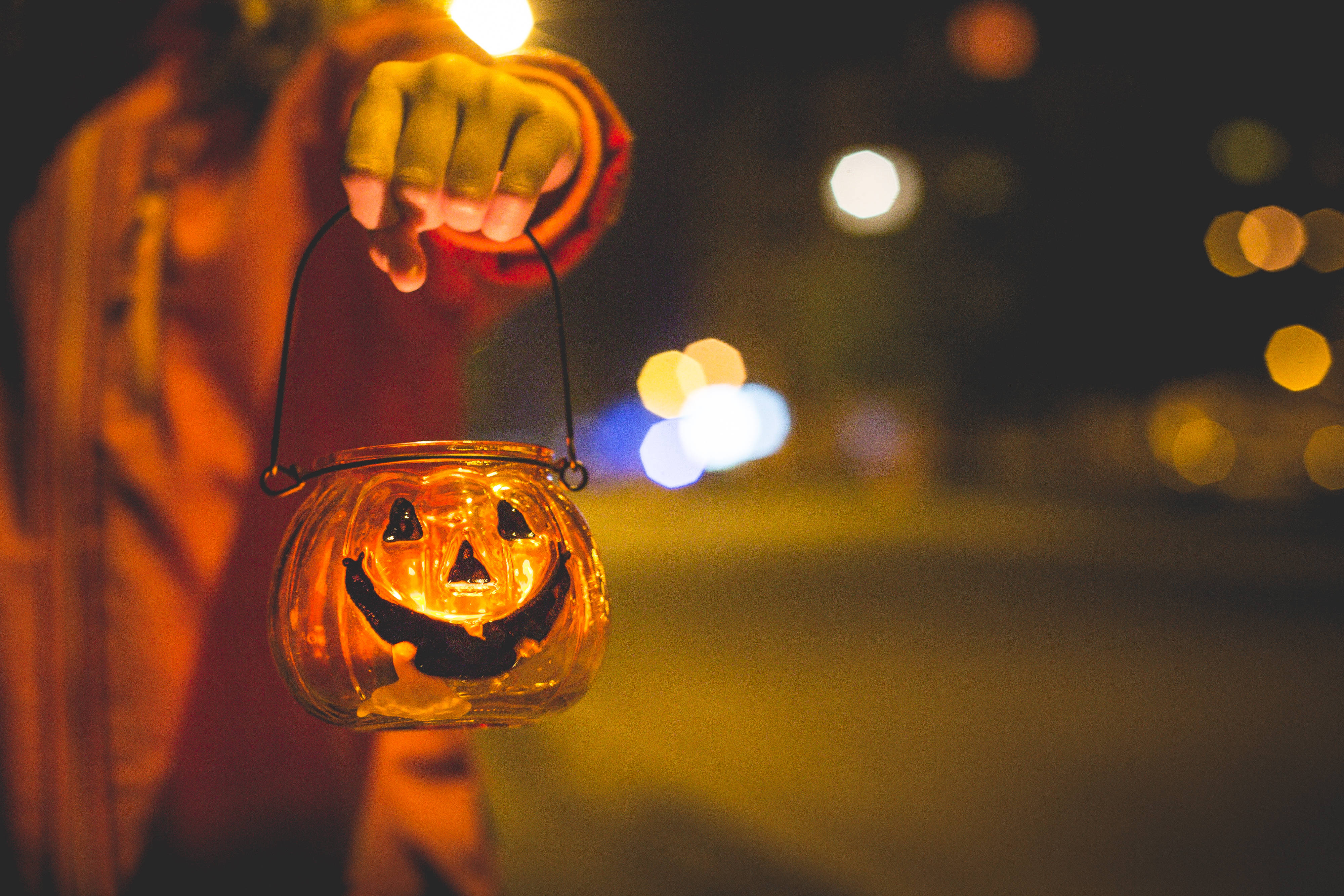 jack-o'-lantern lantern, glowing, blurred night street, 4K Desktop Wallpaper