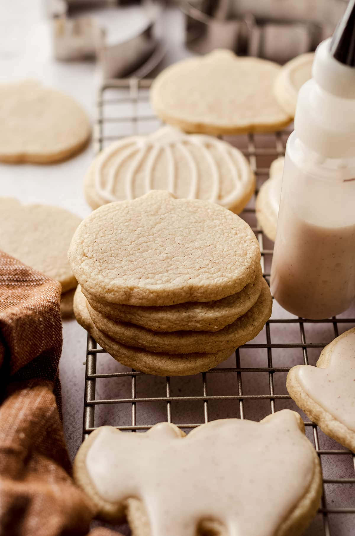 golden sugar cookies, creamy icing, cooling rack, HD Phone Wallpaper