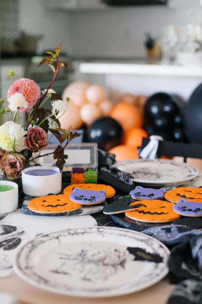Halloween, orange and black cat cookies, plates, SD Phone Wallpaper