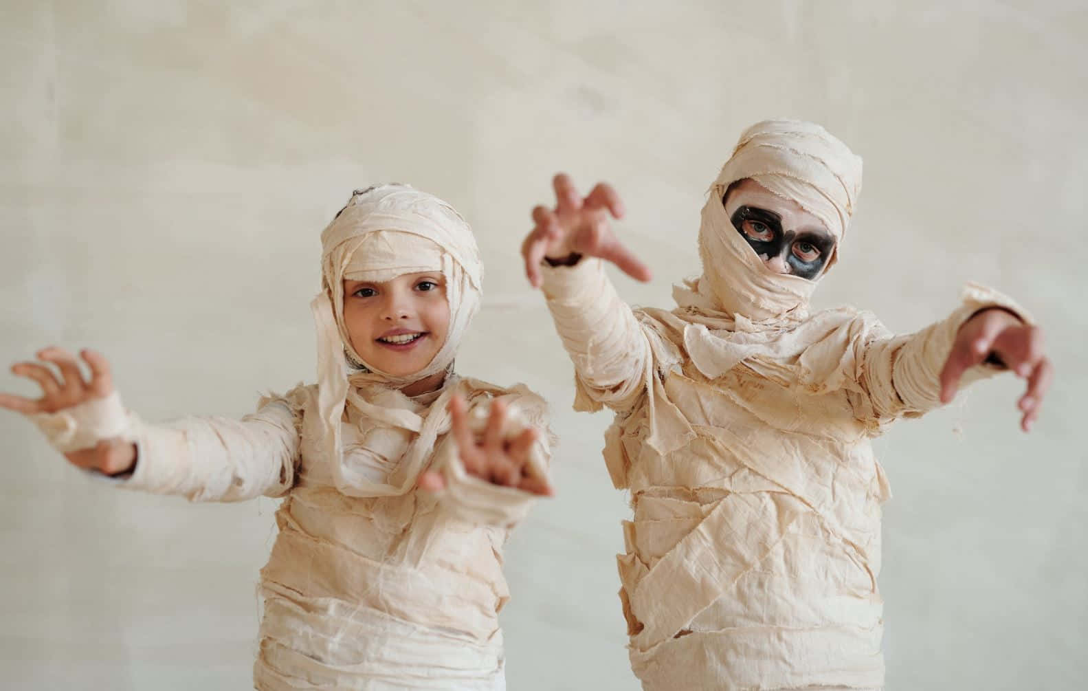 mummies, children, plain beige wall, HD Desktop Wallpaper
