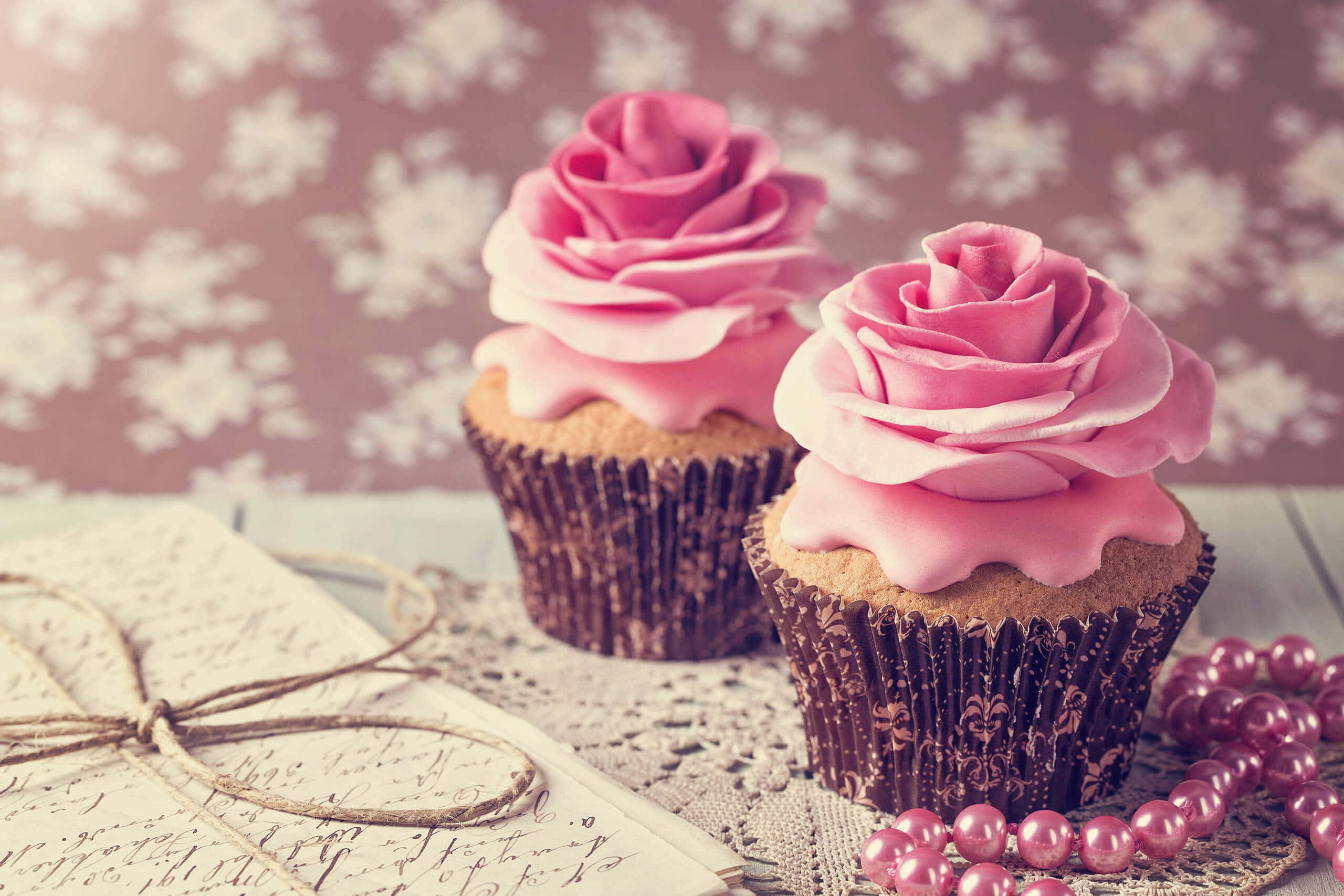 pink cupcakes, pink rose frosting, handwritten letters, 2K Desktop Wallpaper