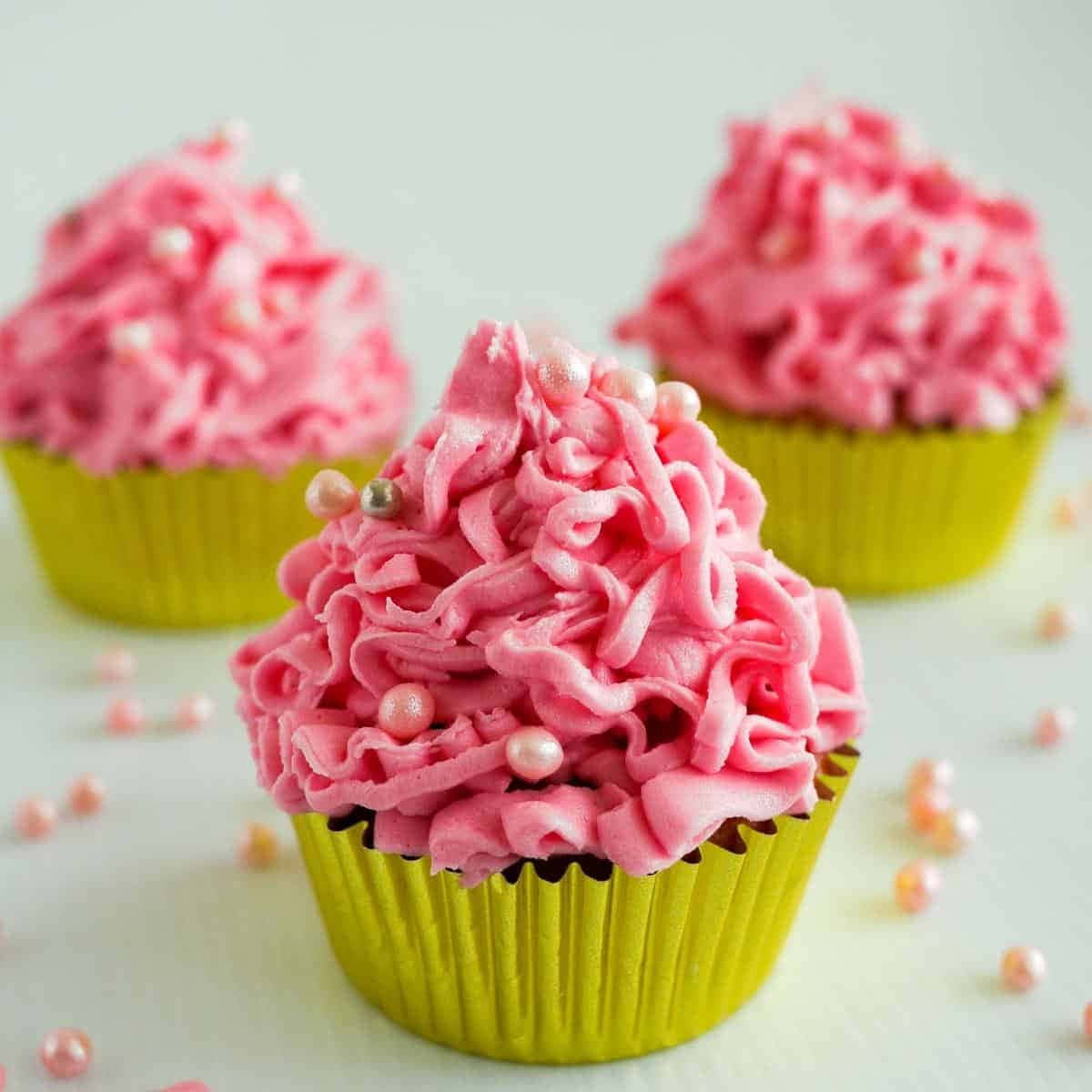 pink cupcakes, fluffy pink frosting, pearl sprinkles, SD Desktop Wallpaper