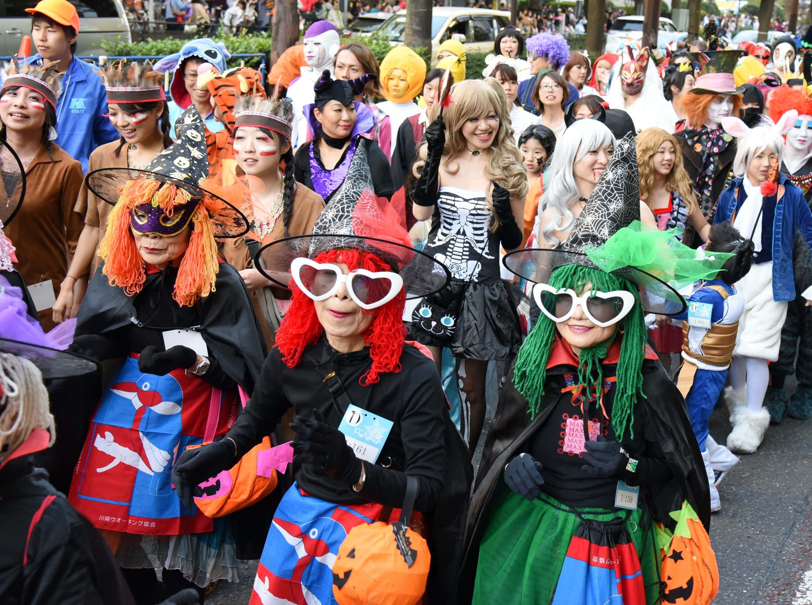Halloween parade, witches, heart-shaped glasses, 2K Desktop Wallpaper