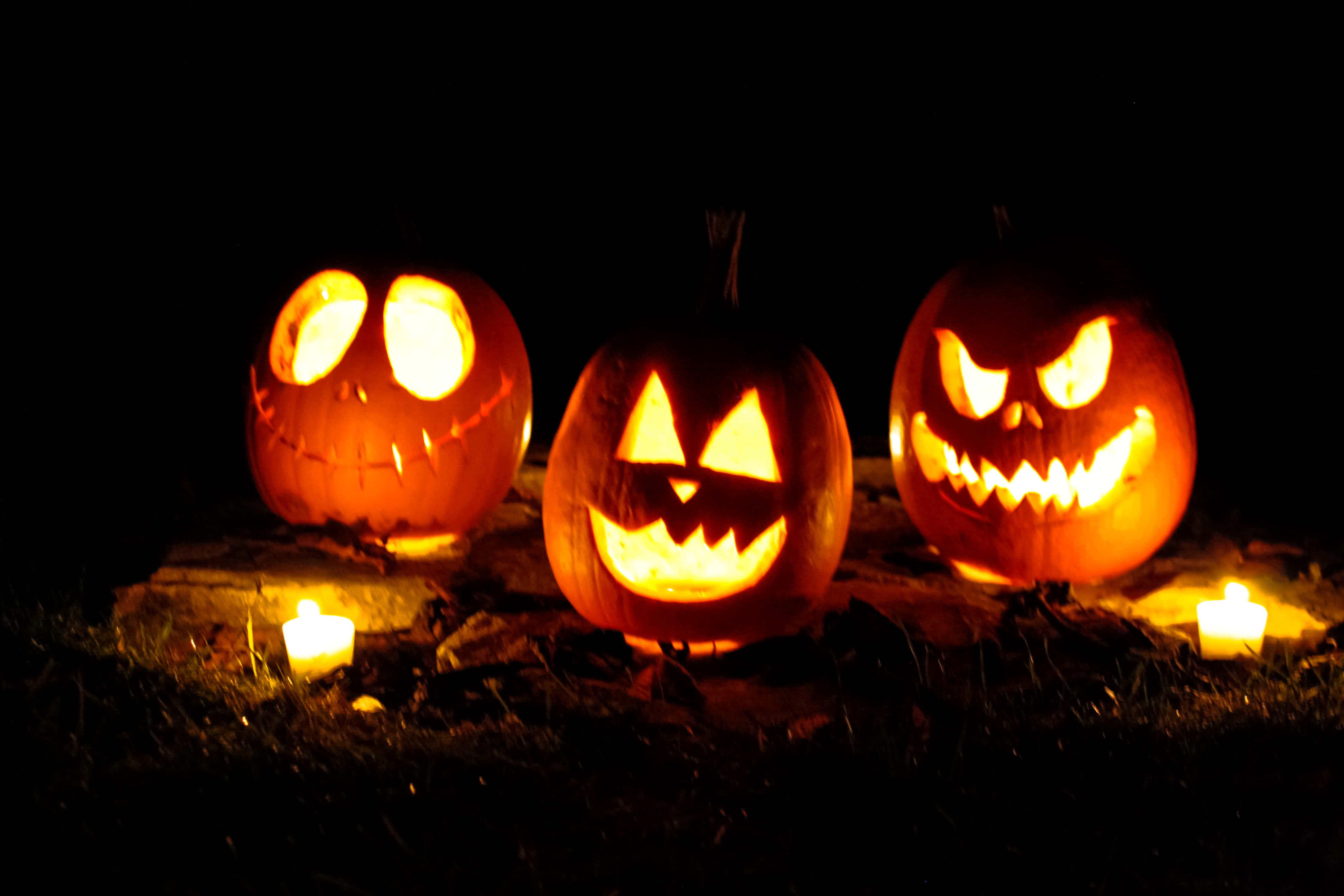 Halloween Macbook, jack-o'-lanterns, candles, 4K Desktop Wallpaper