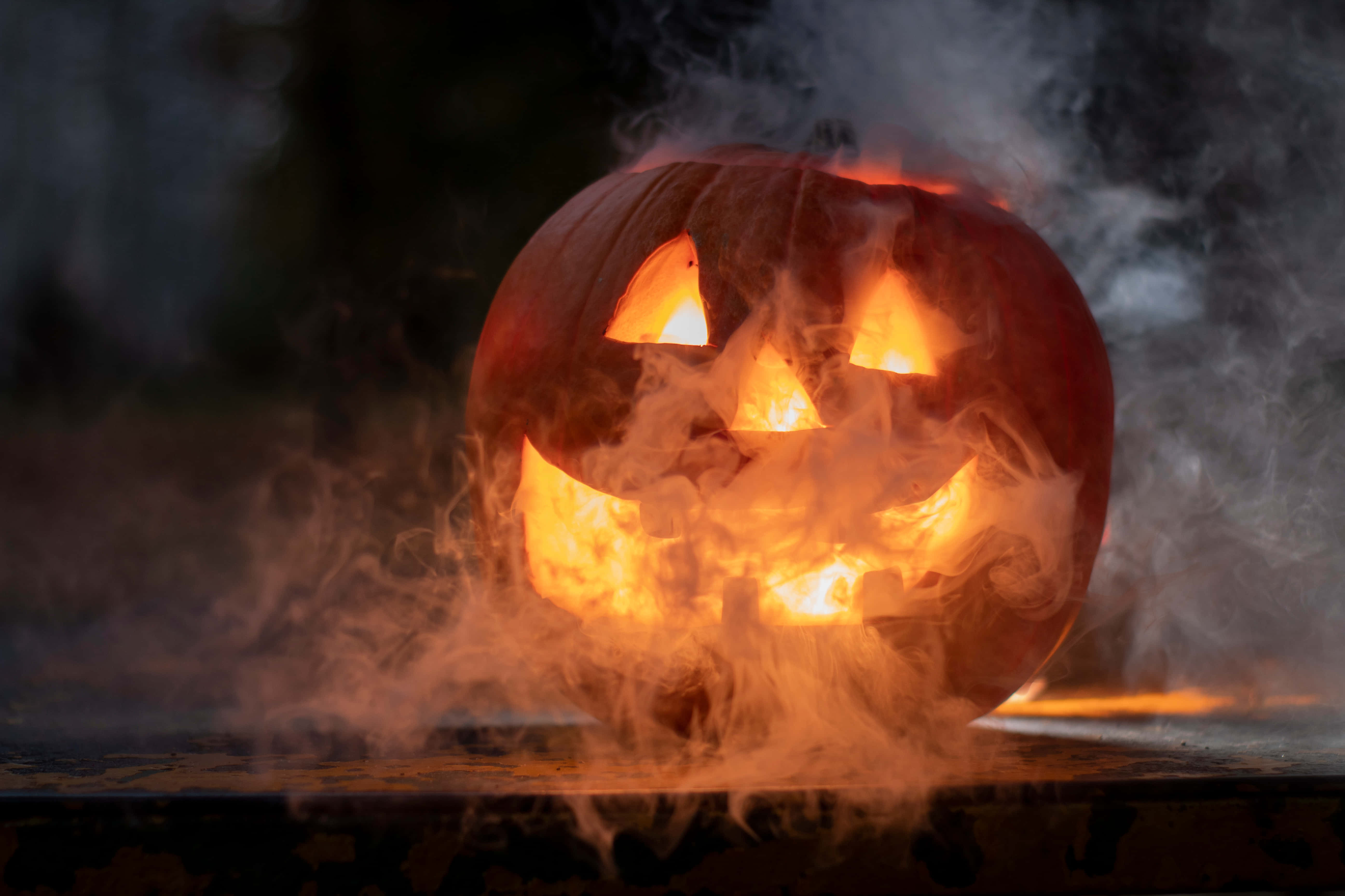 Halloween Macbook, jack-o'-lantern, menacing grin, 5K Desktop Wallpaper