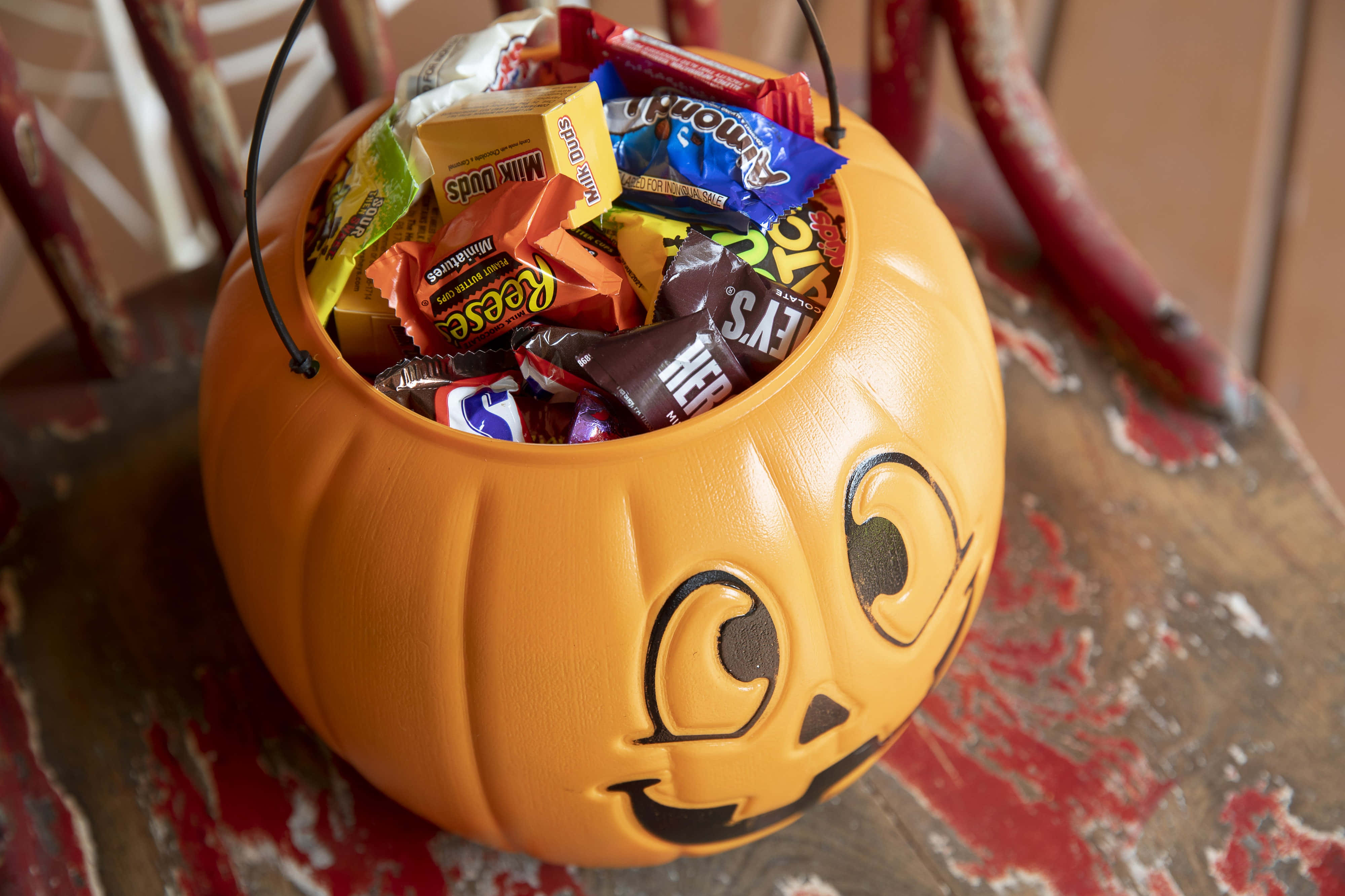 Halloween Treats, pumpkin-shaped Halloween candy bucket, assorted colorful candies, 4K Desktop Wallpaper