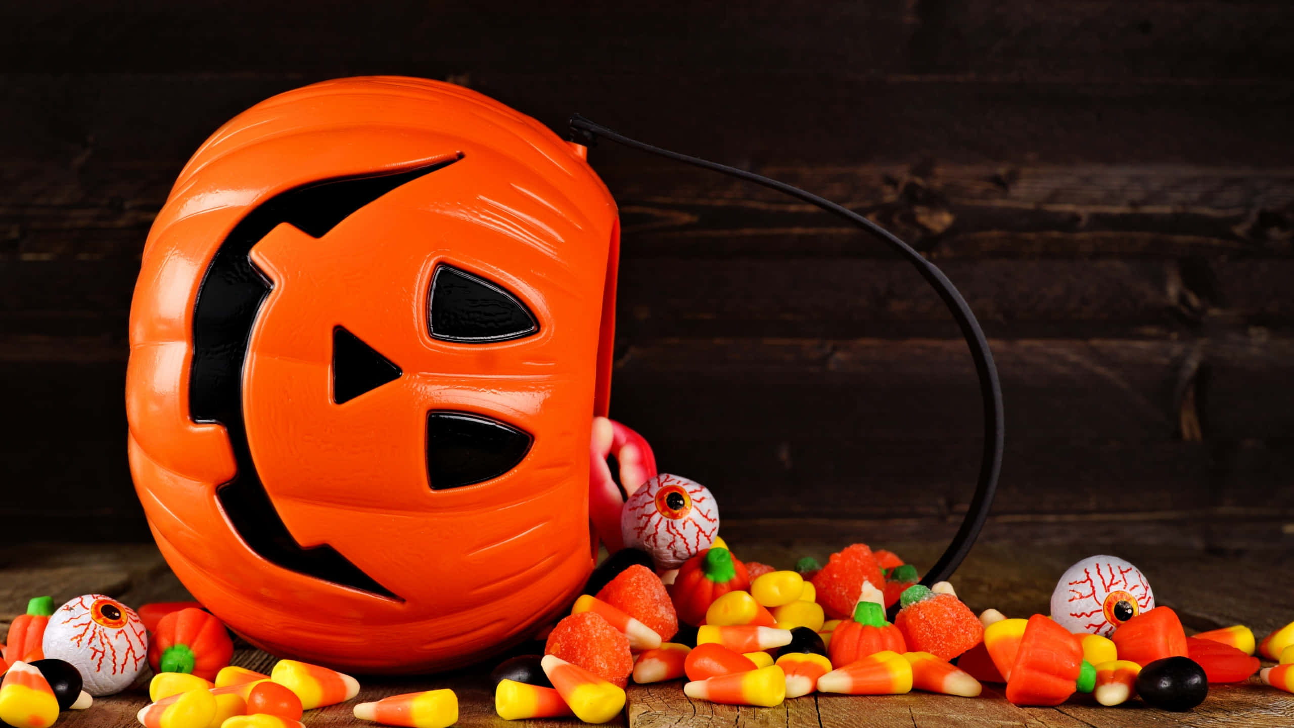Halloween Treats, pumpkin-shaped Halloween candy bucket, spooky face, 2K Desktop Wallpaper