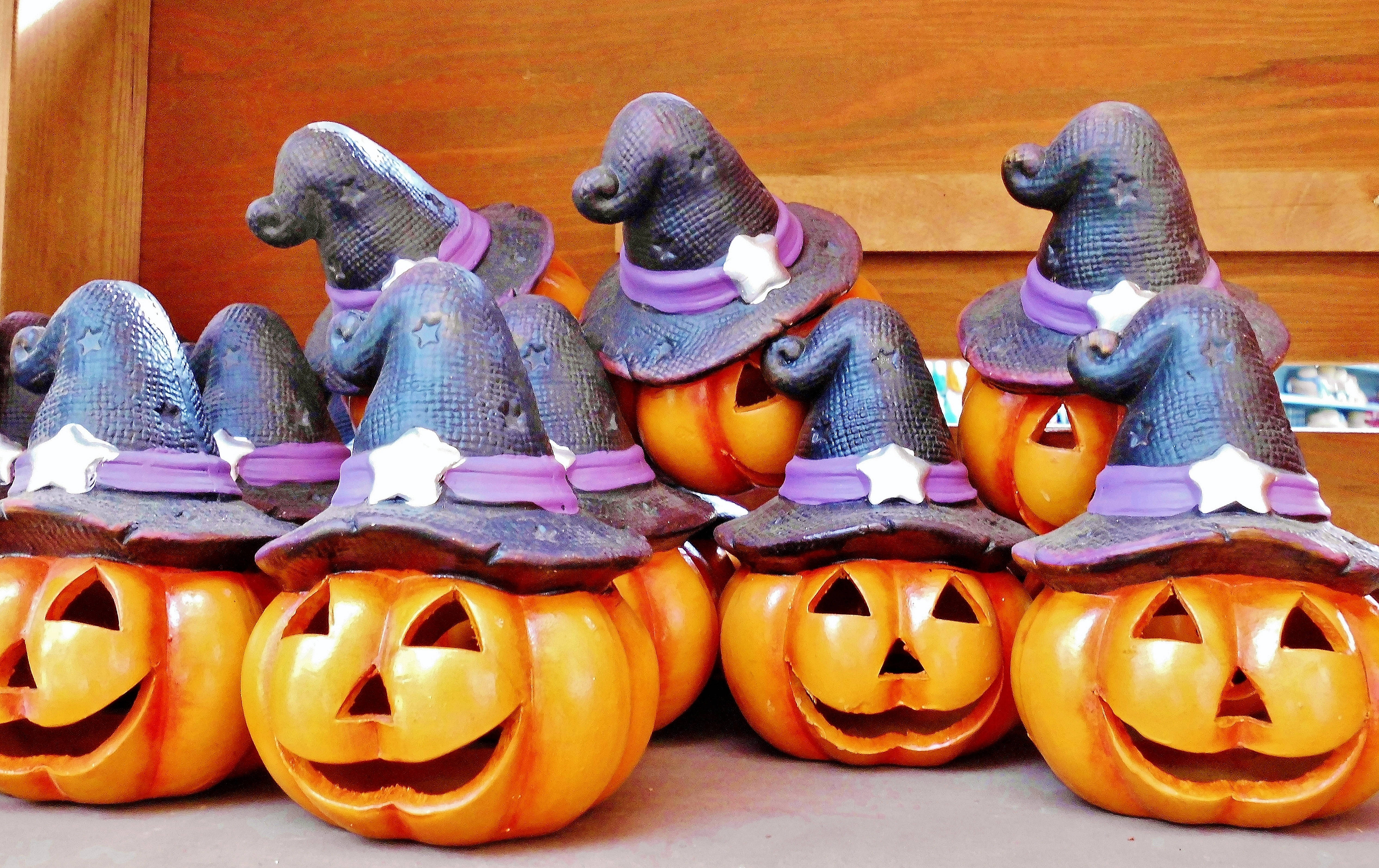 orange plastic jack-o'-lanterns, purple witch hats, white stars, 4K Desktop Wallpaper
