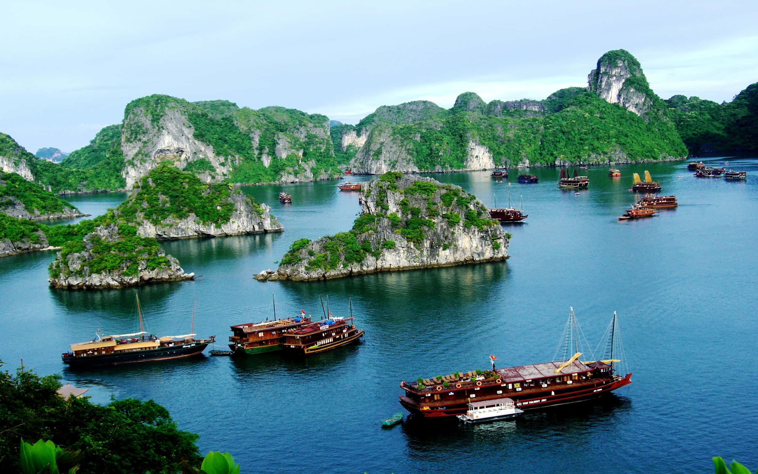 Halong Bay, rock formations, traditional wooden boats, 2K Desktop Wallpaper