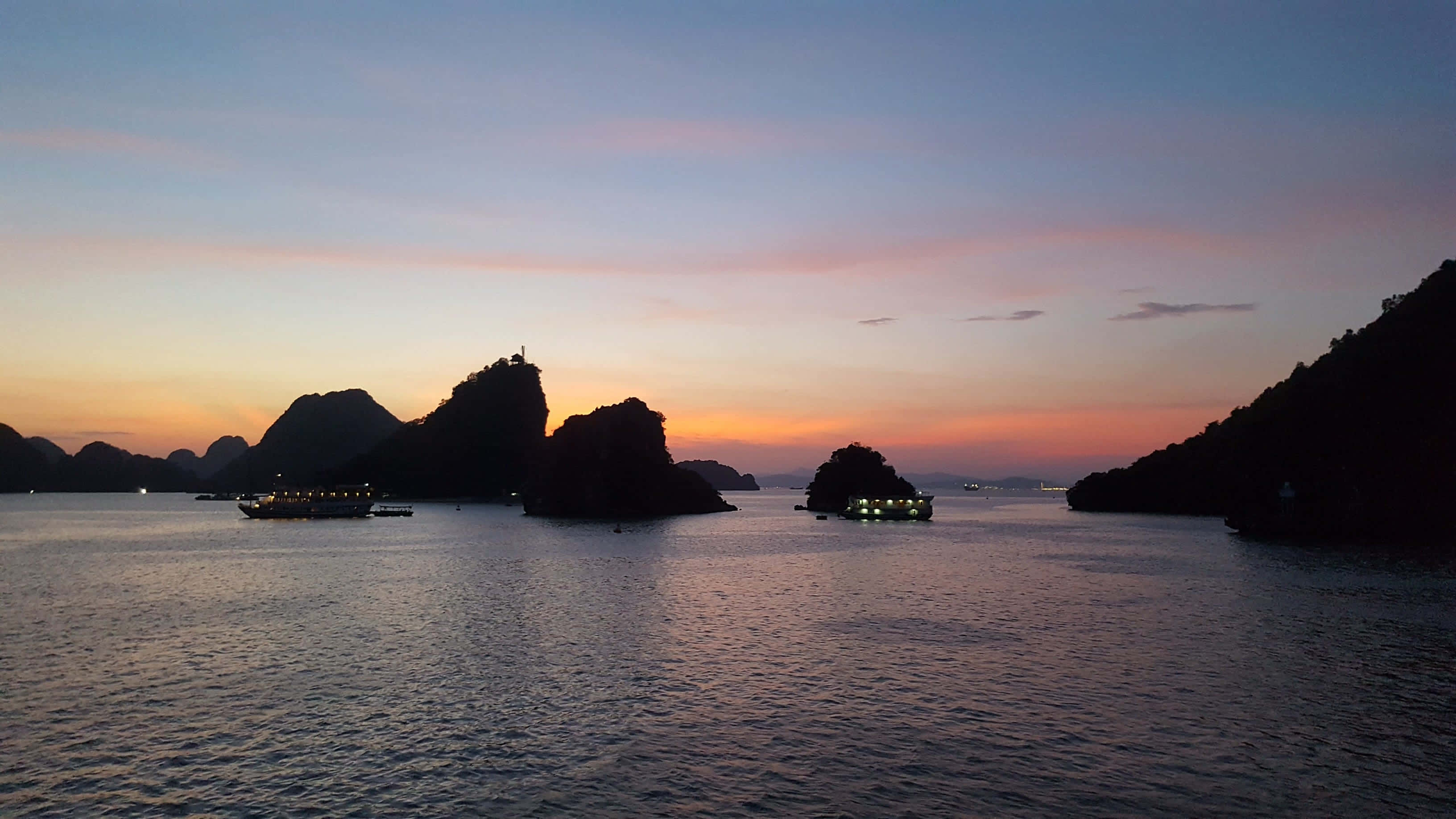 pastel sky, Halong Bay, karst islands, 2K Desktop Wallpaper
