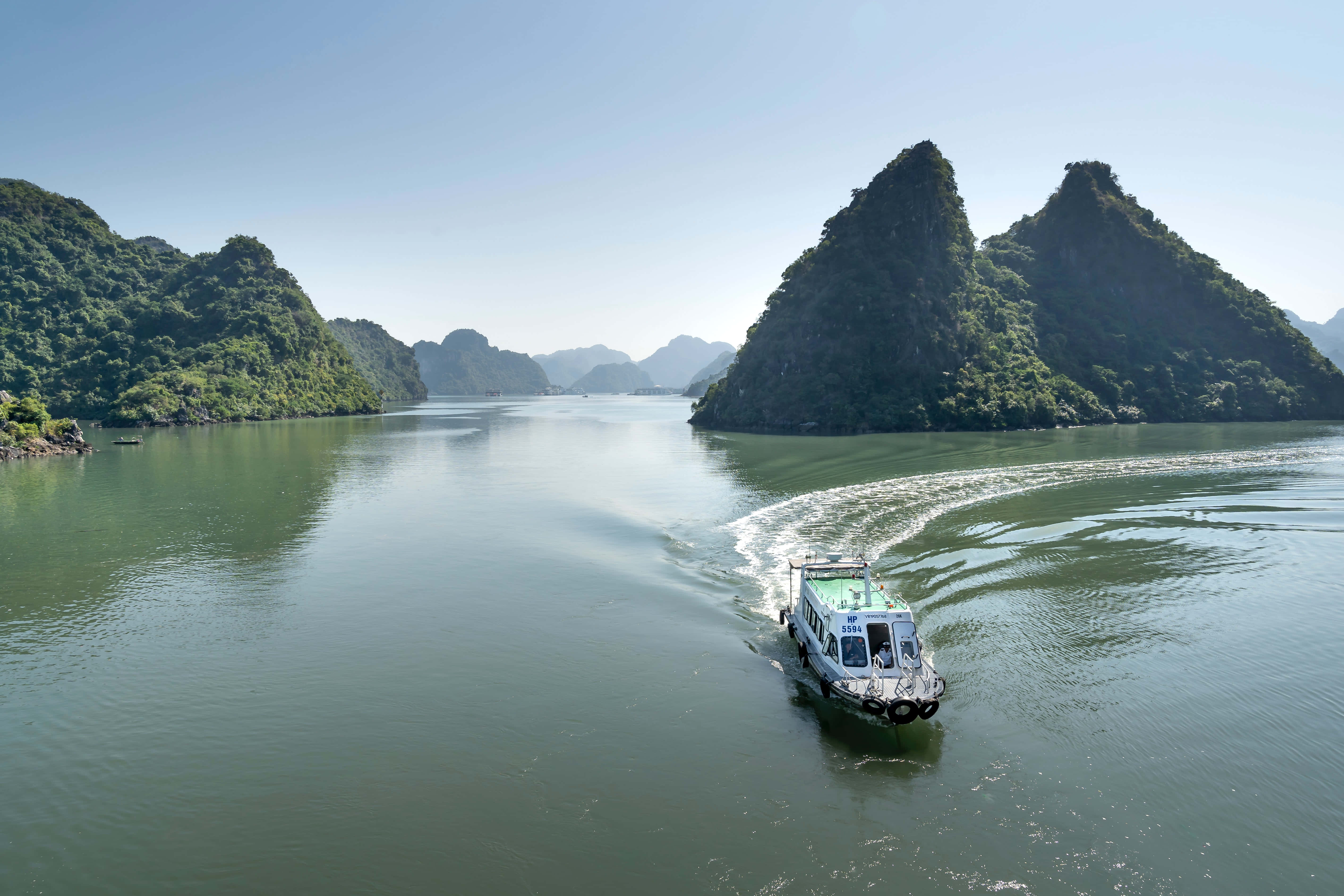 Halong Bay, speedboat, calm green waters, 5K Desktop Wallpaper