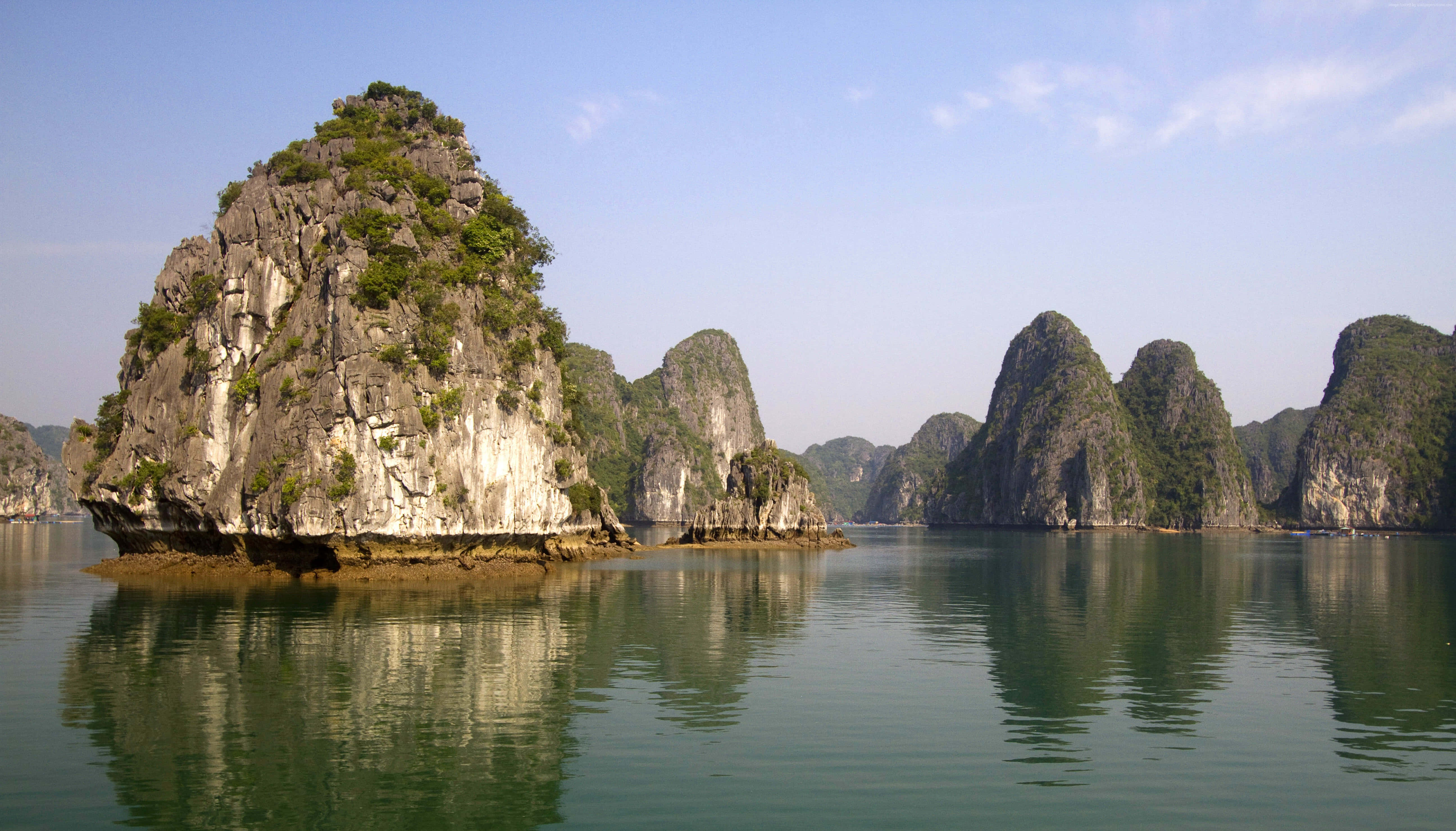 Halong Bay, limestone karsts, emerald waters, 5K Desktop Wallpaper
