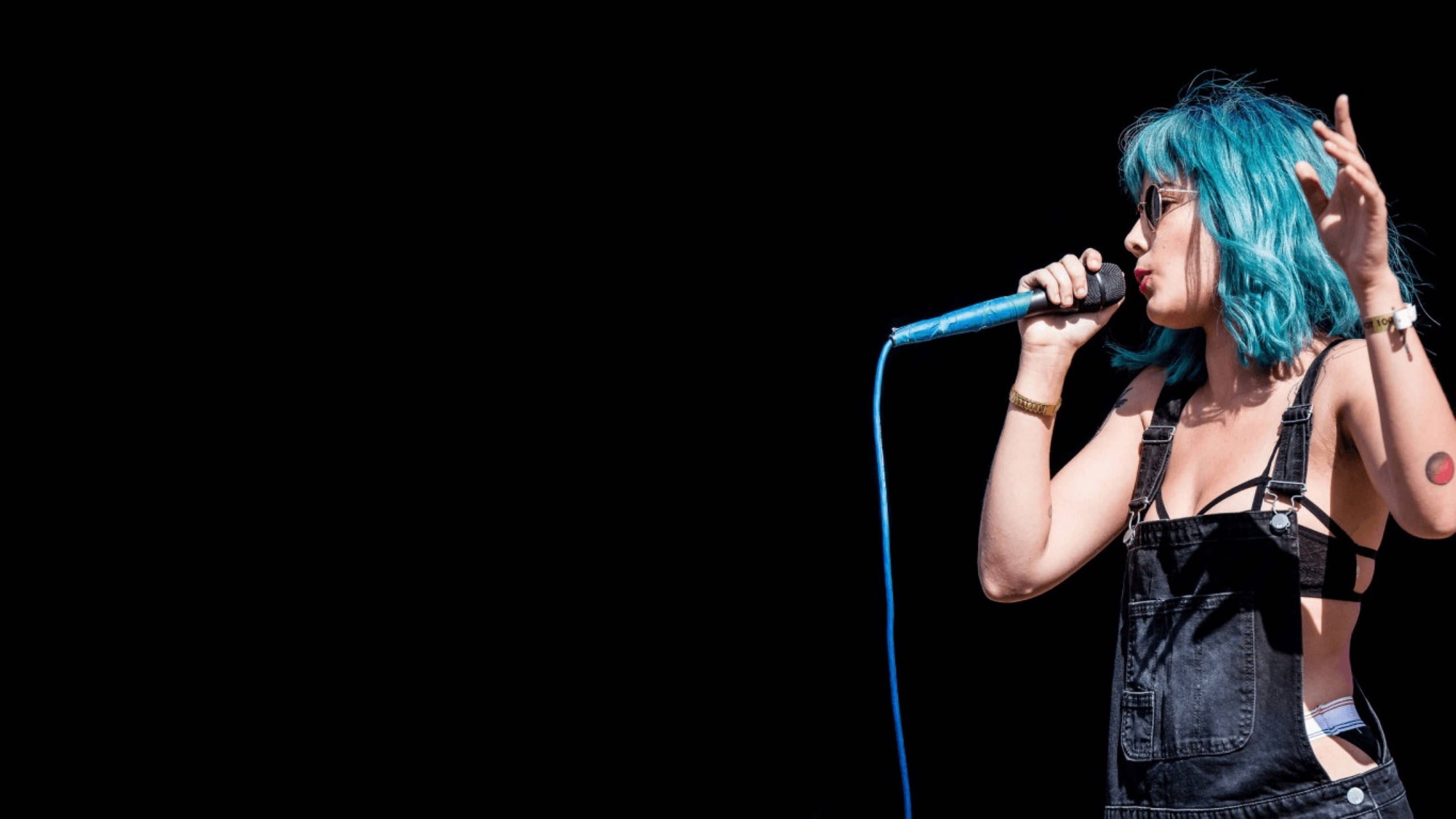 Halsey, vibrant blue hair, microphone, 2K Desktop Wallpaper