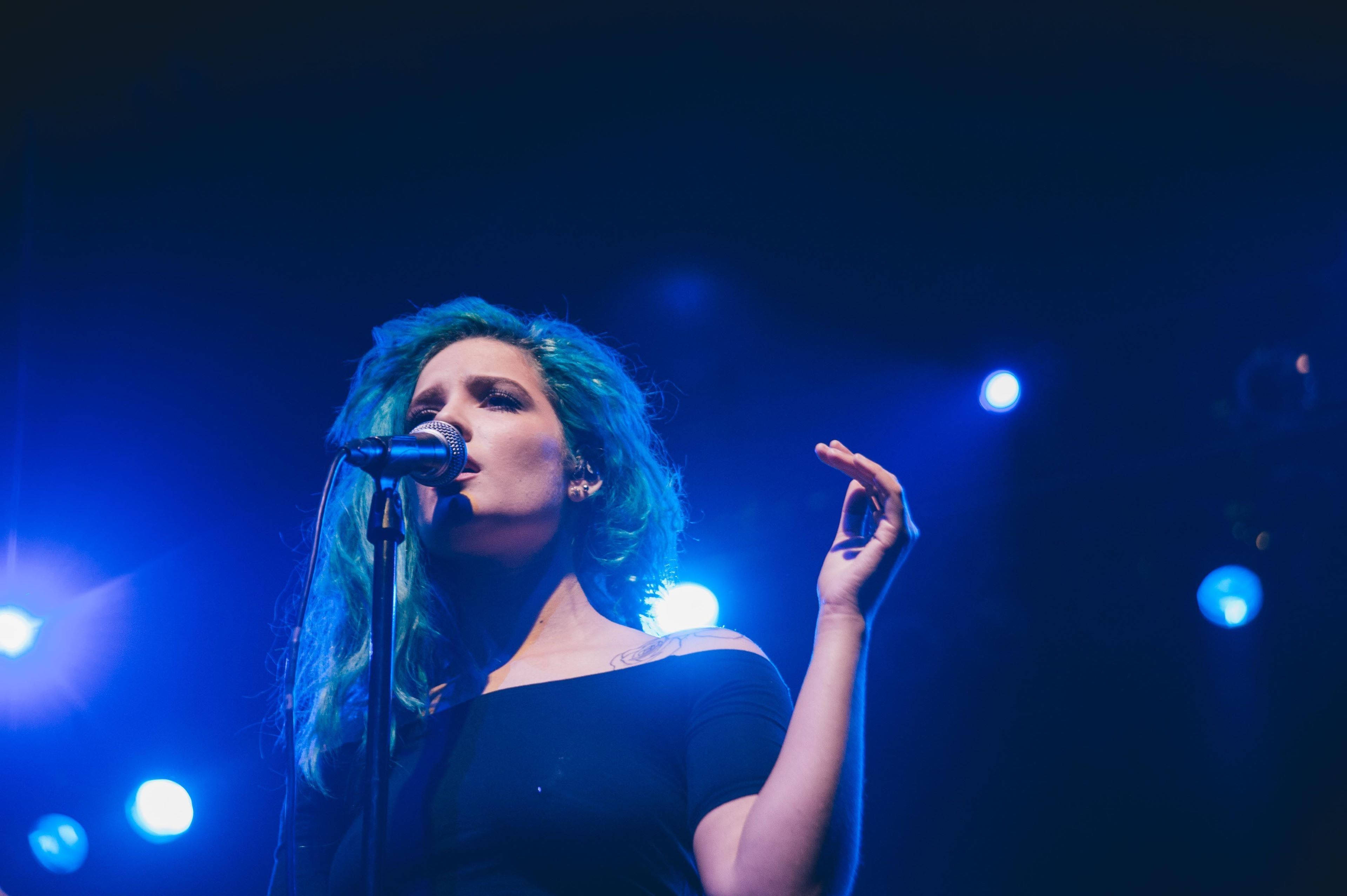 Halsey, teal hair, vibrant blue stage lights, 4K Desktop Wallpaper