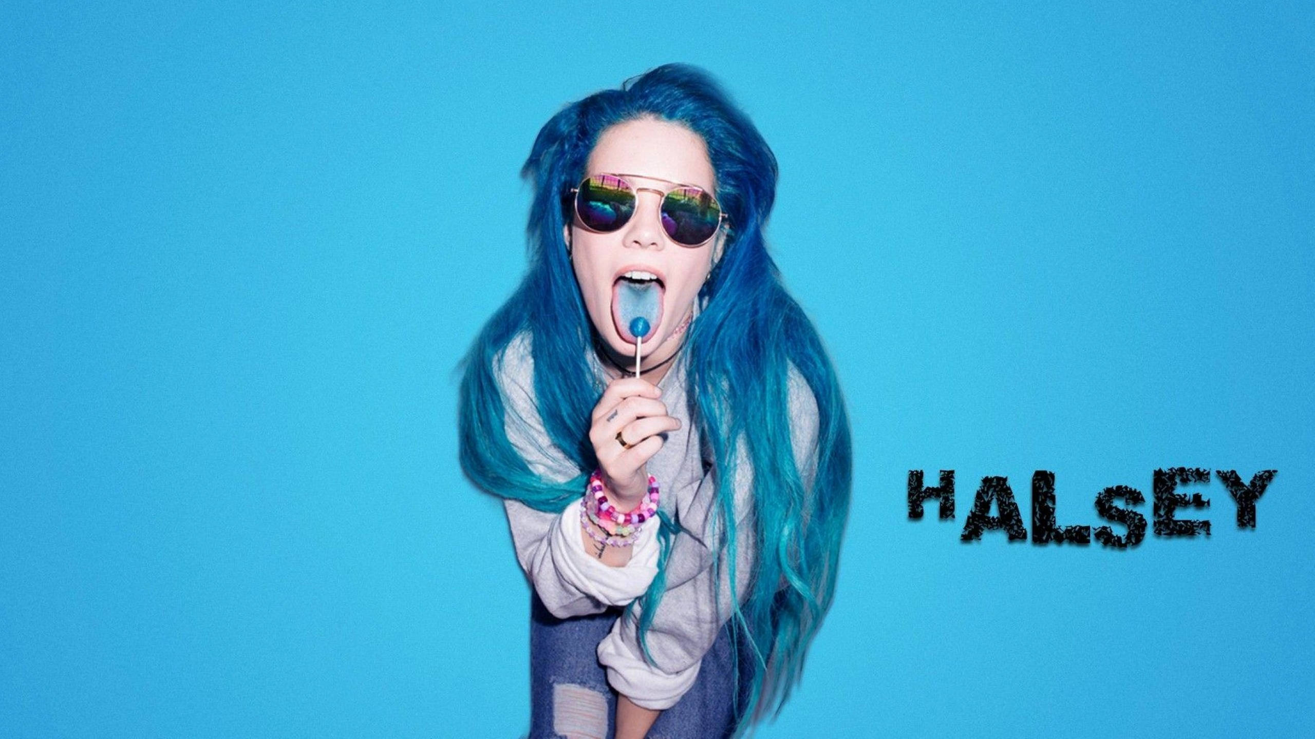 Halsey, vibrant blue hair, sunglasses, 2K Desktop Wallpaper