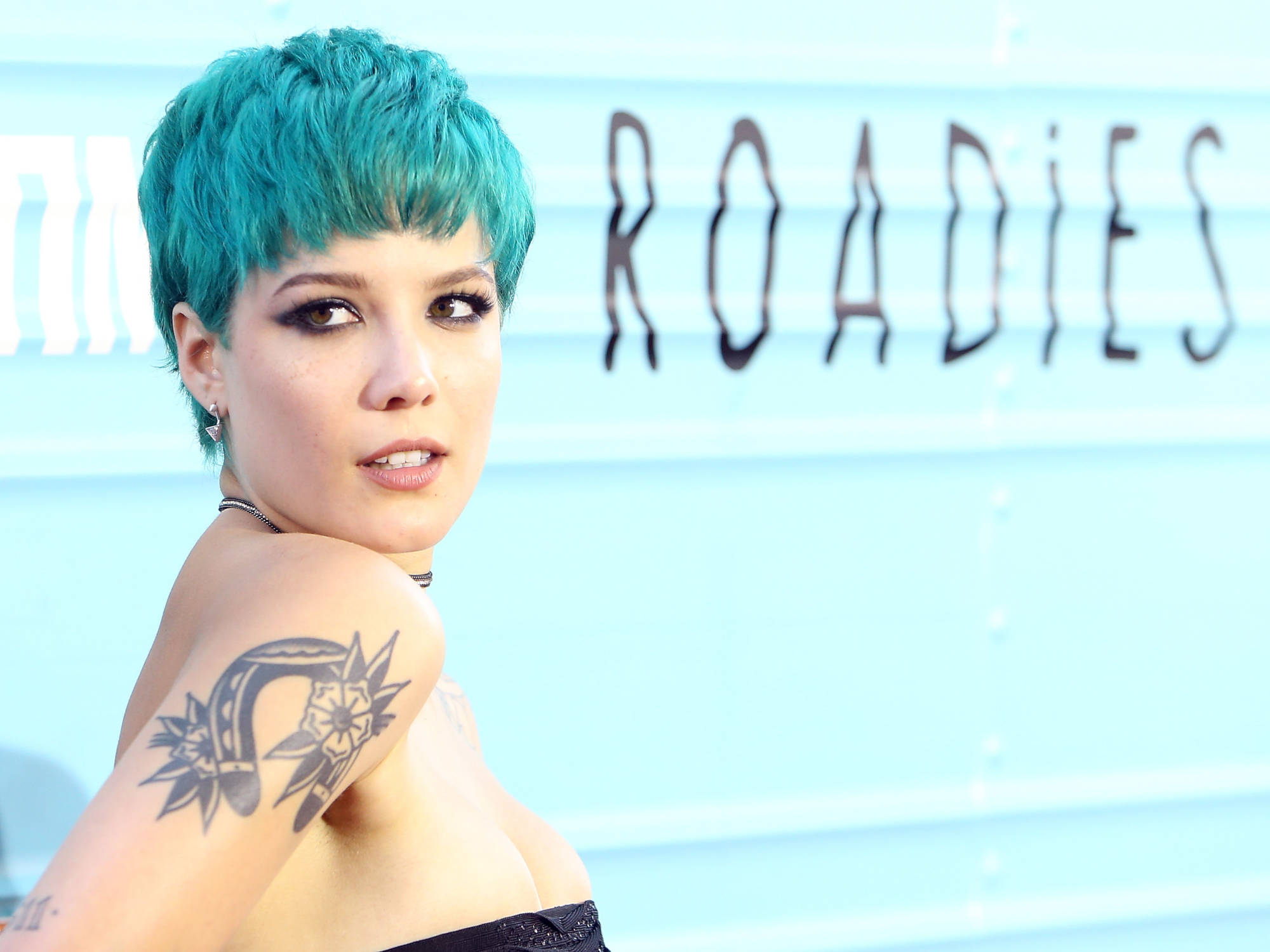 Halsey, teal hair, shoulder tattoo, Full HD Desktop Wallpaper