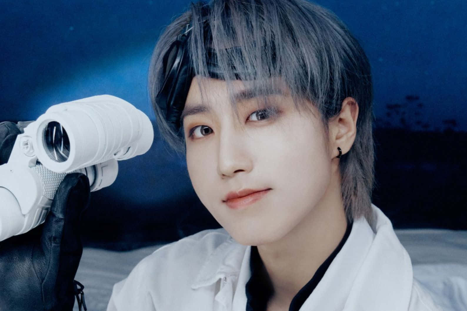 Han Jisung, gray hair, white binoculars, HD Desktop Wallpaper