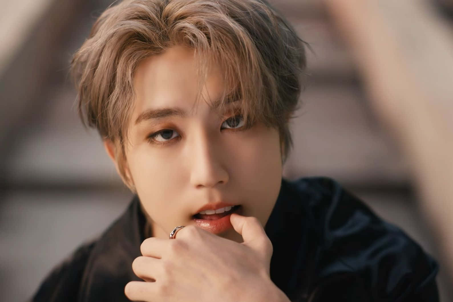 Han Jisung, tousled blonde hair, ring, HD Desktop Wallpaper