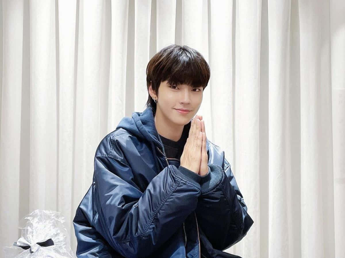 Han Seojun, navy blue puffer jacket, white curtains, SD Desktop Wallpaper