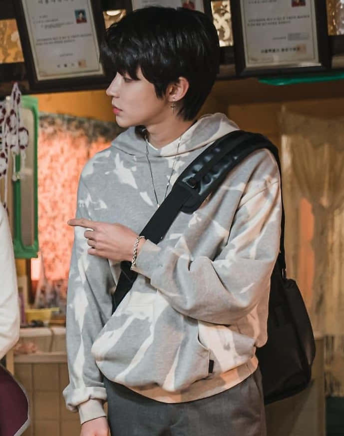 Han Seojun, gray camouflage hoodie, black backpack, SD Phone Wallpaper
