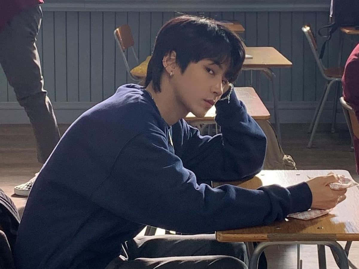 Han Seojun, navy sweatshirt, wooden school desk, SD Desktop Wallpaper