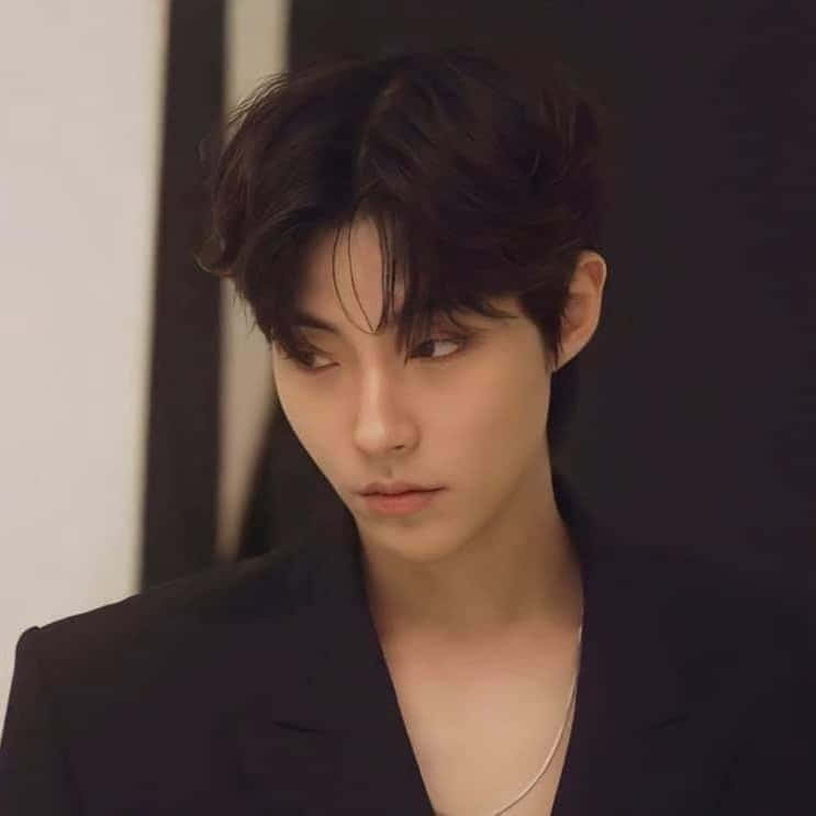 Han Seojun, black suit, dark tousled hair, SD Desktop Wallpaper