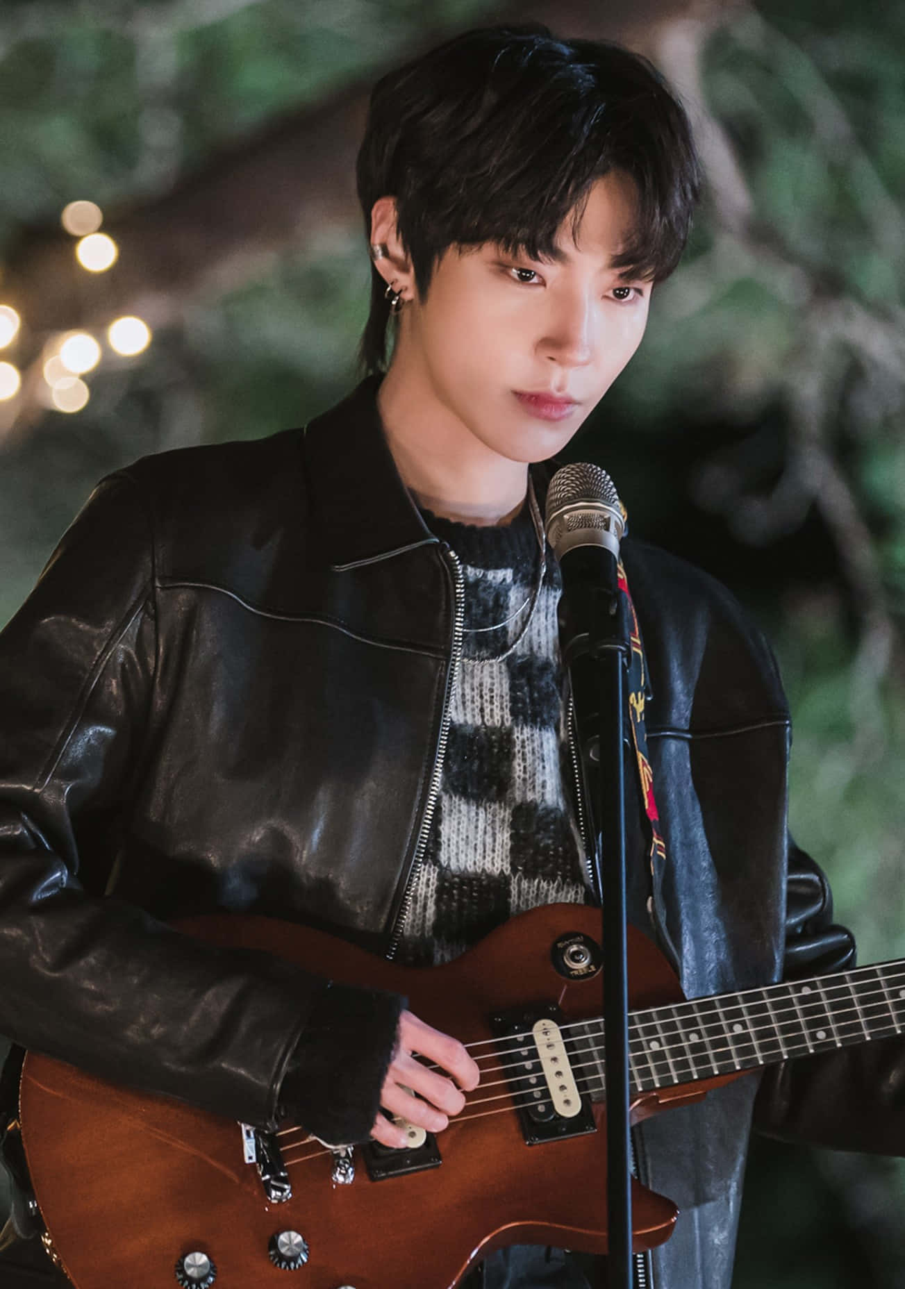 Han Seojun, black leather jacket, brown electric guitar, HD Phone Wallpaper