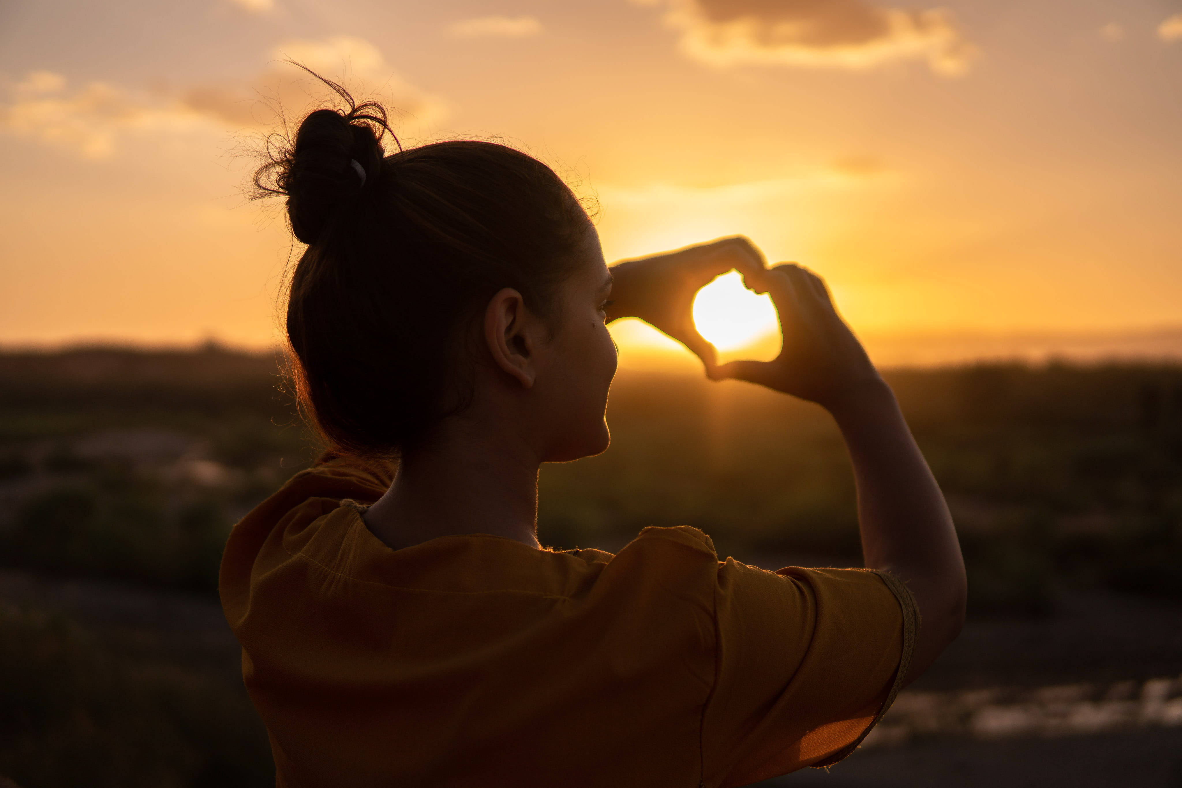 Hand Heart, golden sunset, woman, 4K Desktop Wallpaper