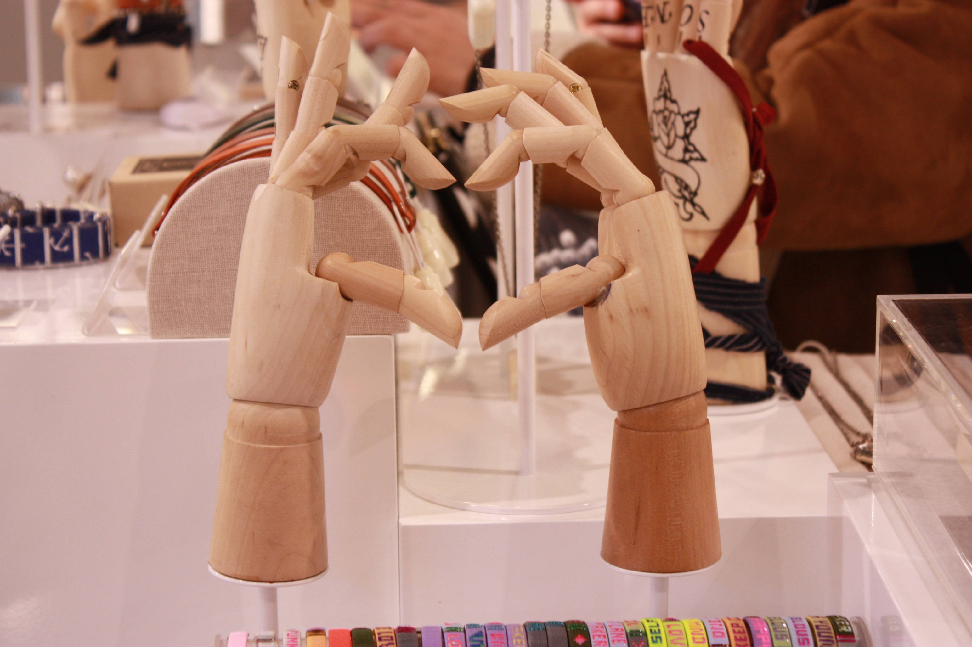 Hand Heart, wooden, artist mannequin, 2K Desktop Wallpaper