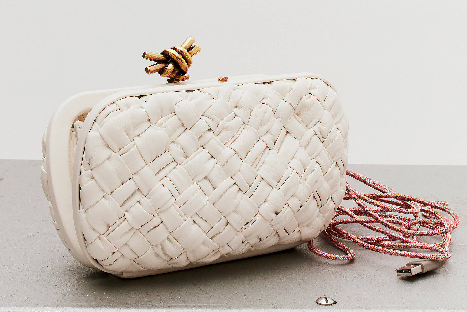 white Bottega Veneta purse, cream woven clutch, gold knot clasp, Full HD Desktop Wallpaper