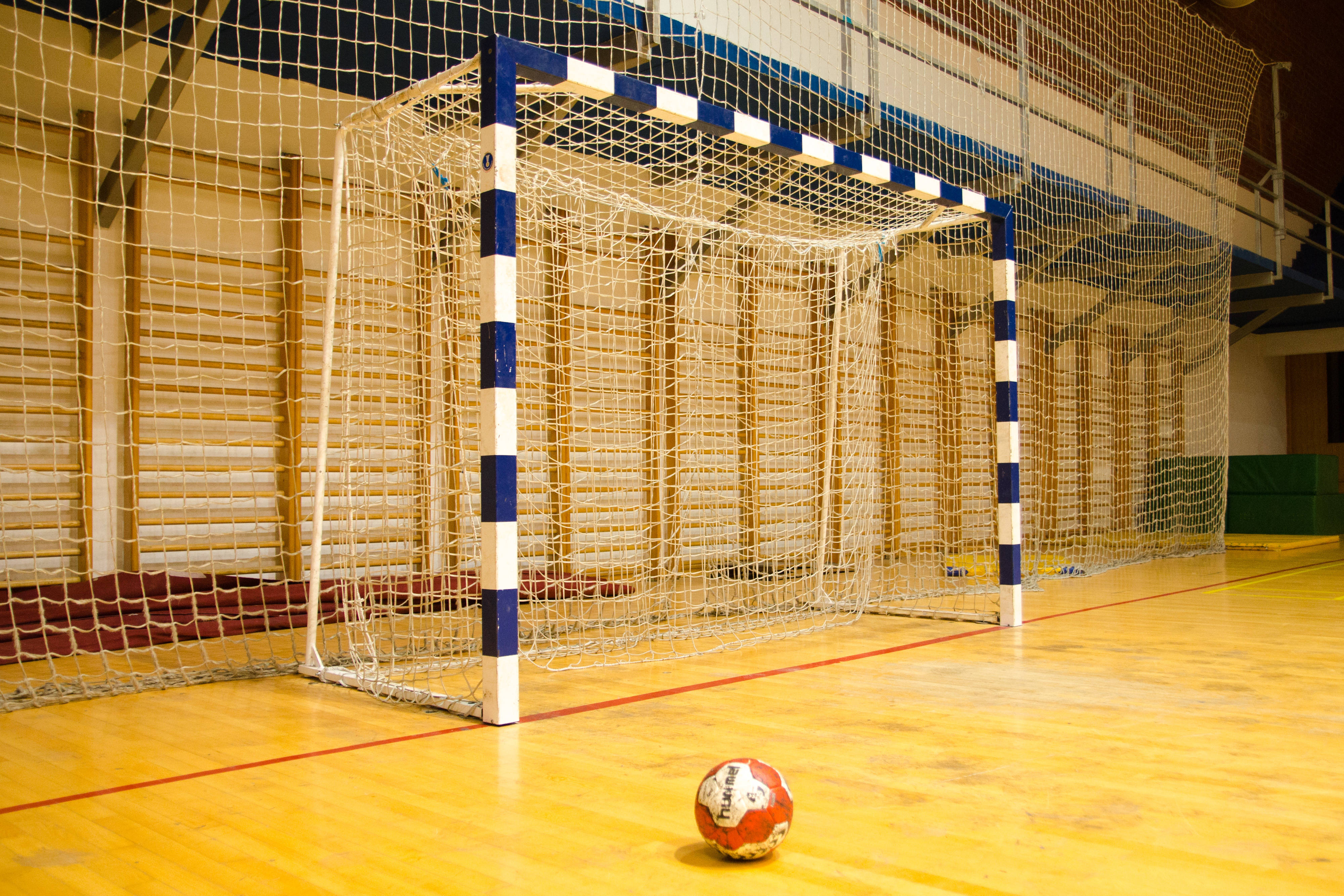 handball, blue and white striped posts, wooden indoor court, 4K Desktop Wallpaper