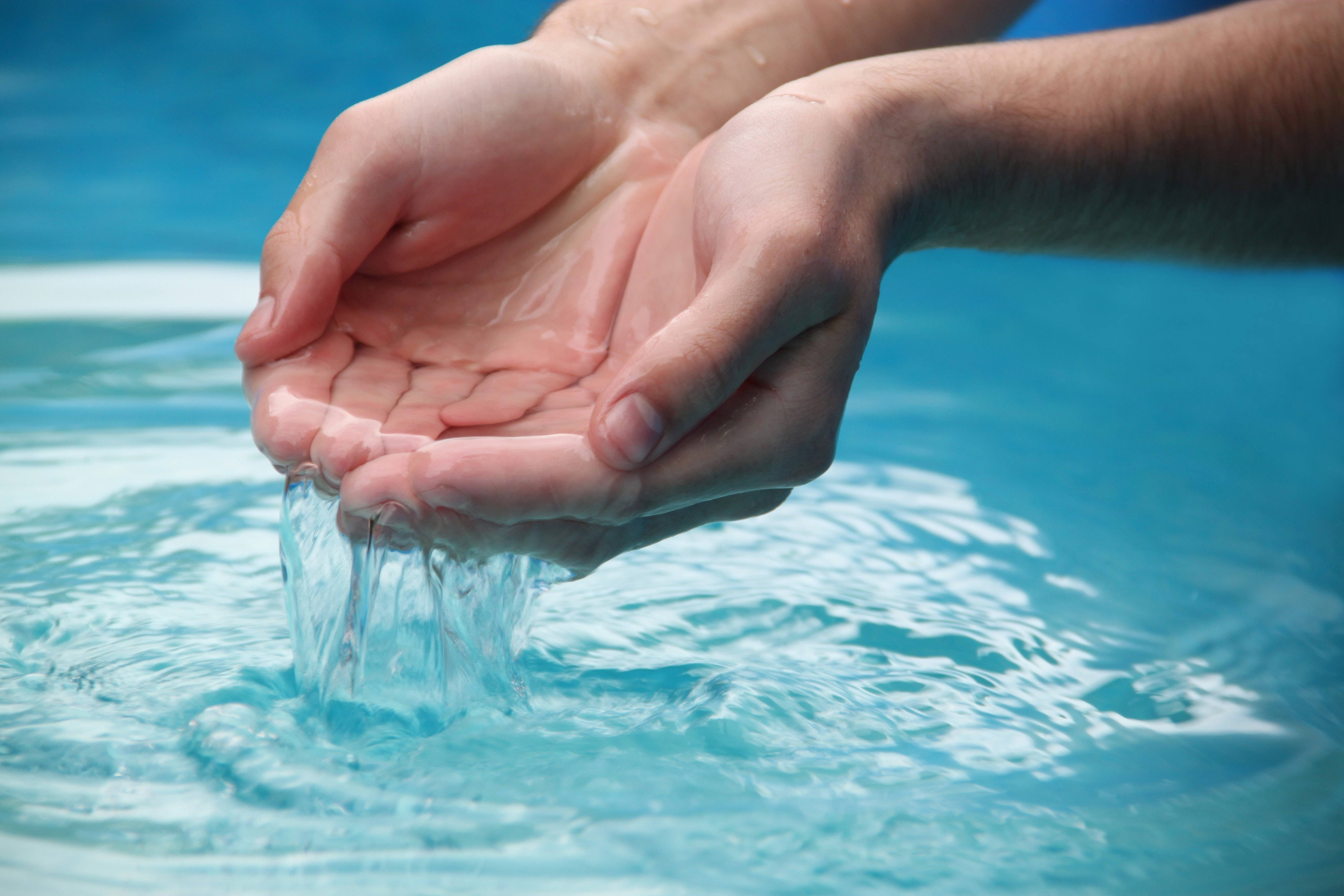 bright blue swimming pool, clear water, cupped hands, 4K Desktop Wallpaper