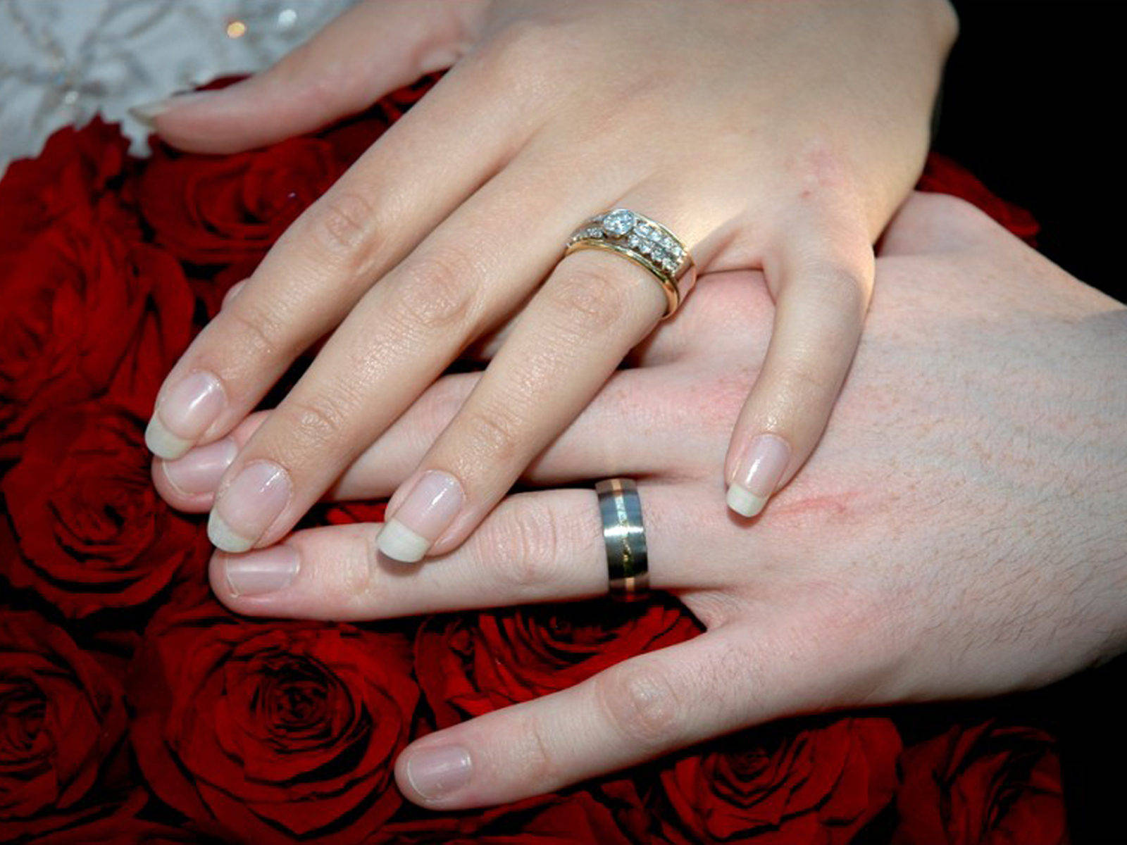 diamond engagement ring, simple wedding band, red roses, HD Desktop Wallpaper