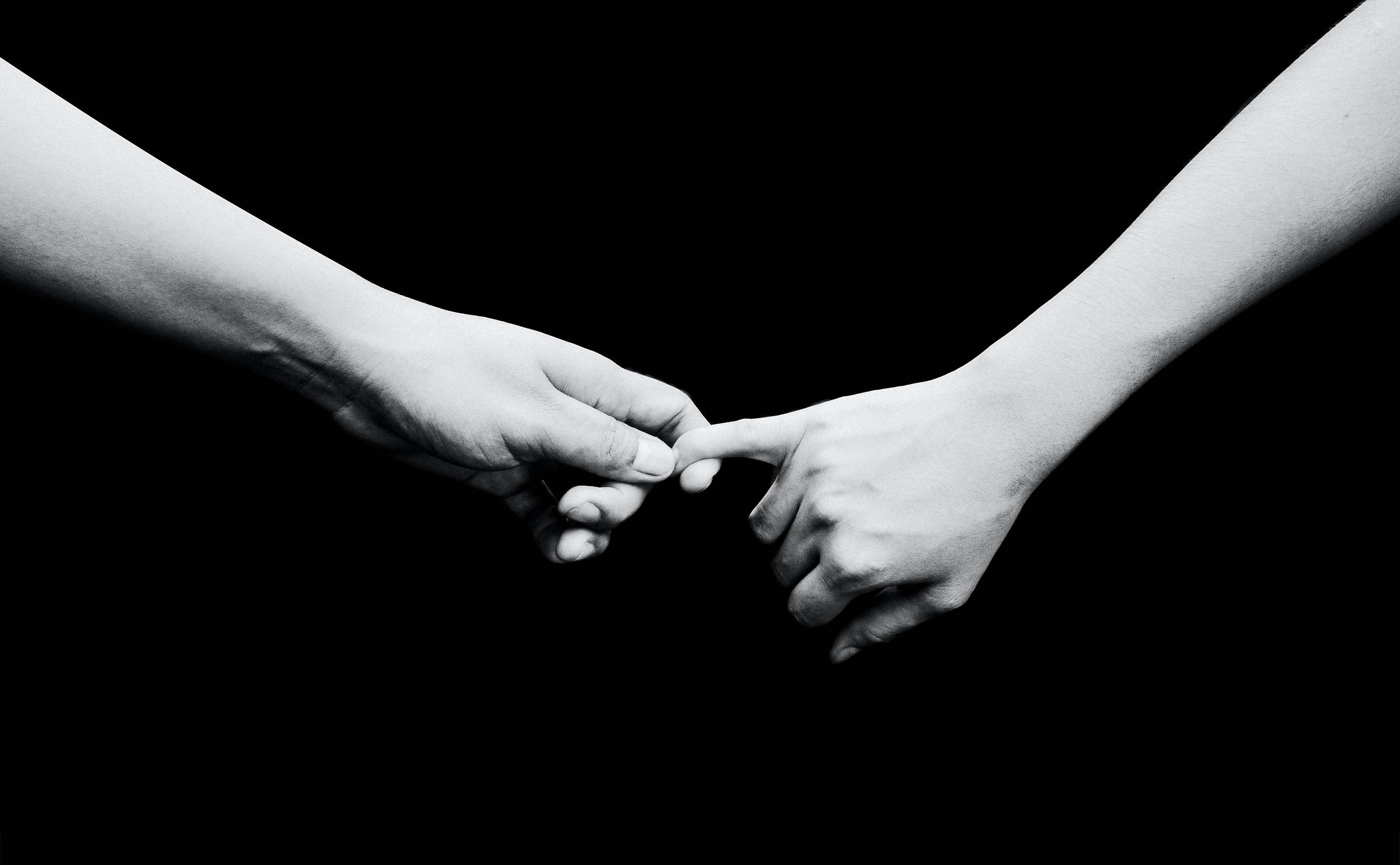 monochrome, couple hands, darkness, 2K Desktop Wallpaper