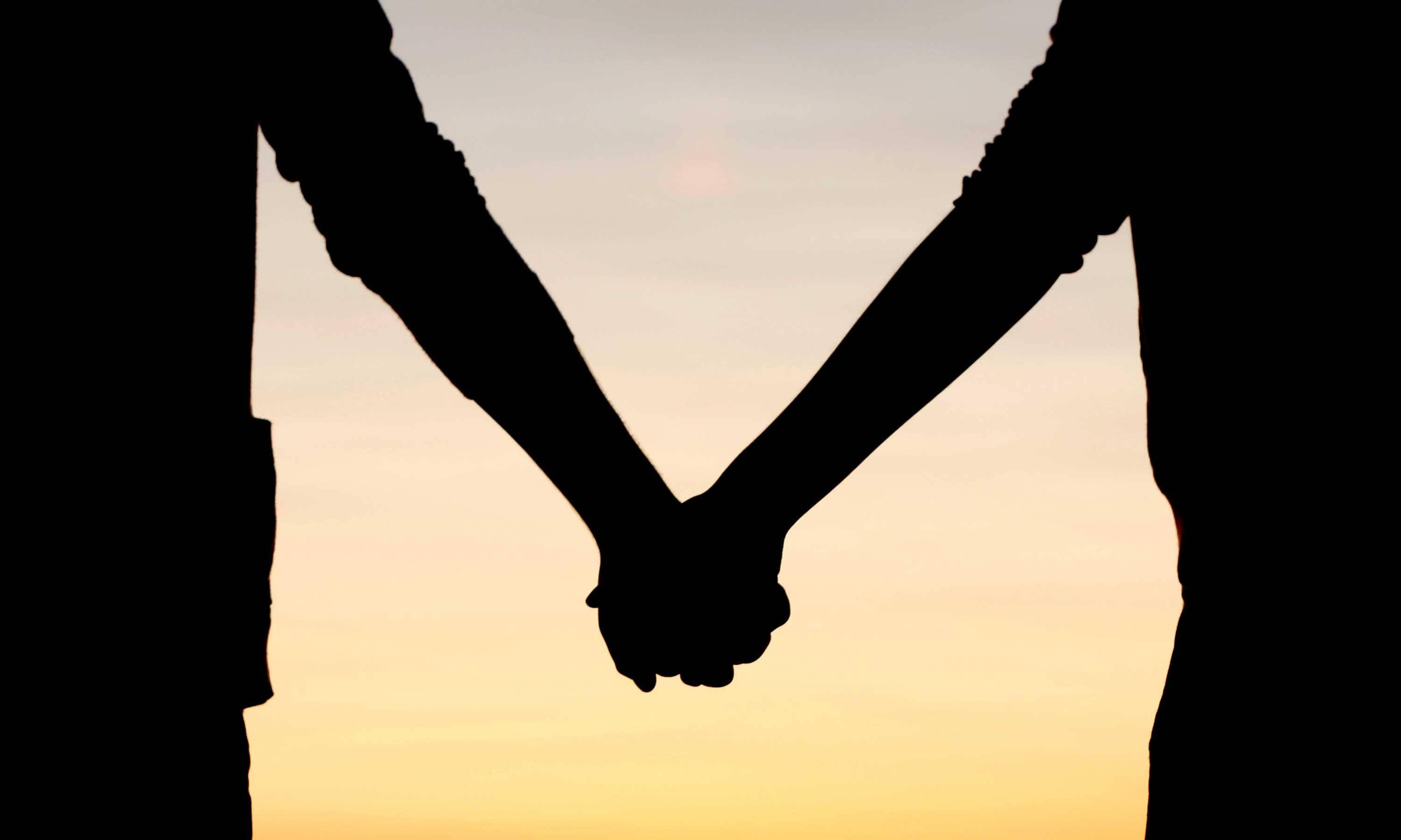 couple holding hands silhouette, sunset sky, heart shape, 2K Desktop Wallpaper