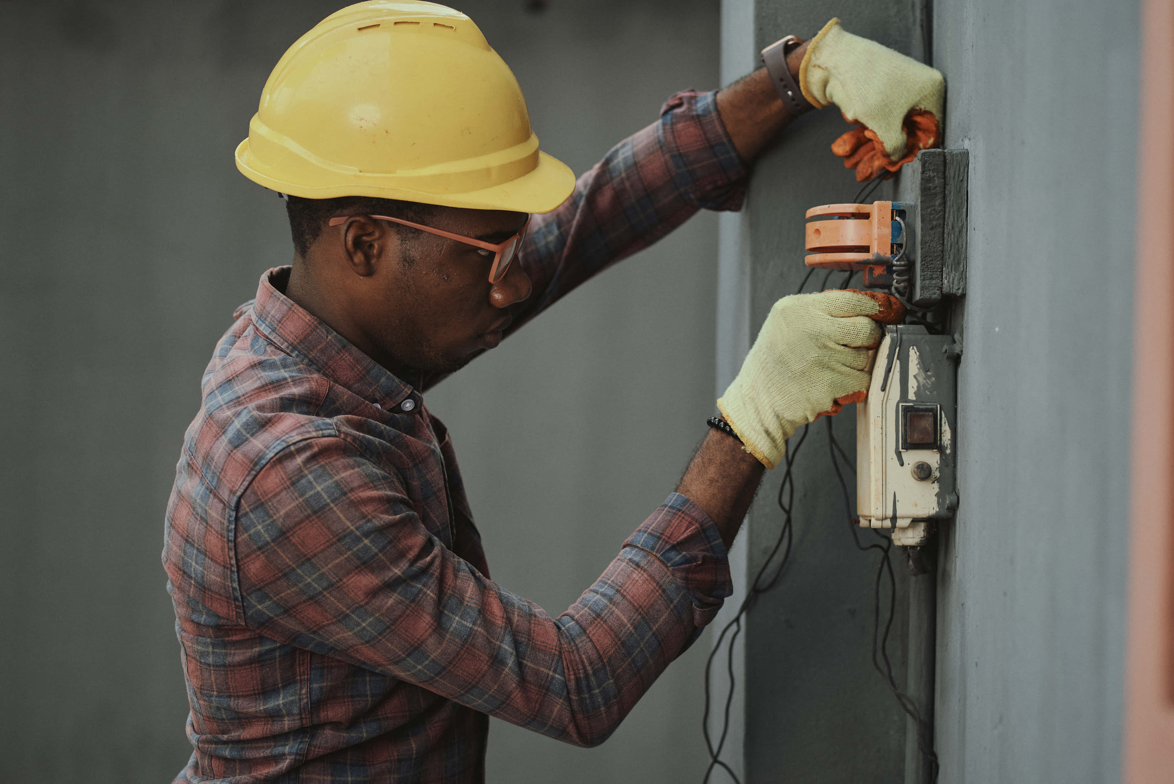 electrician, yellow hard hat, gloves, 4K Desktop Wallpaper