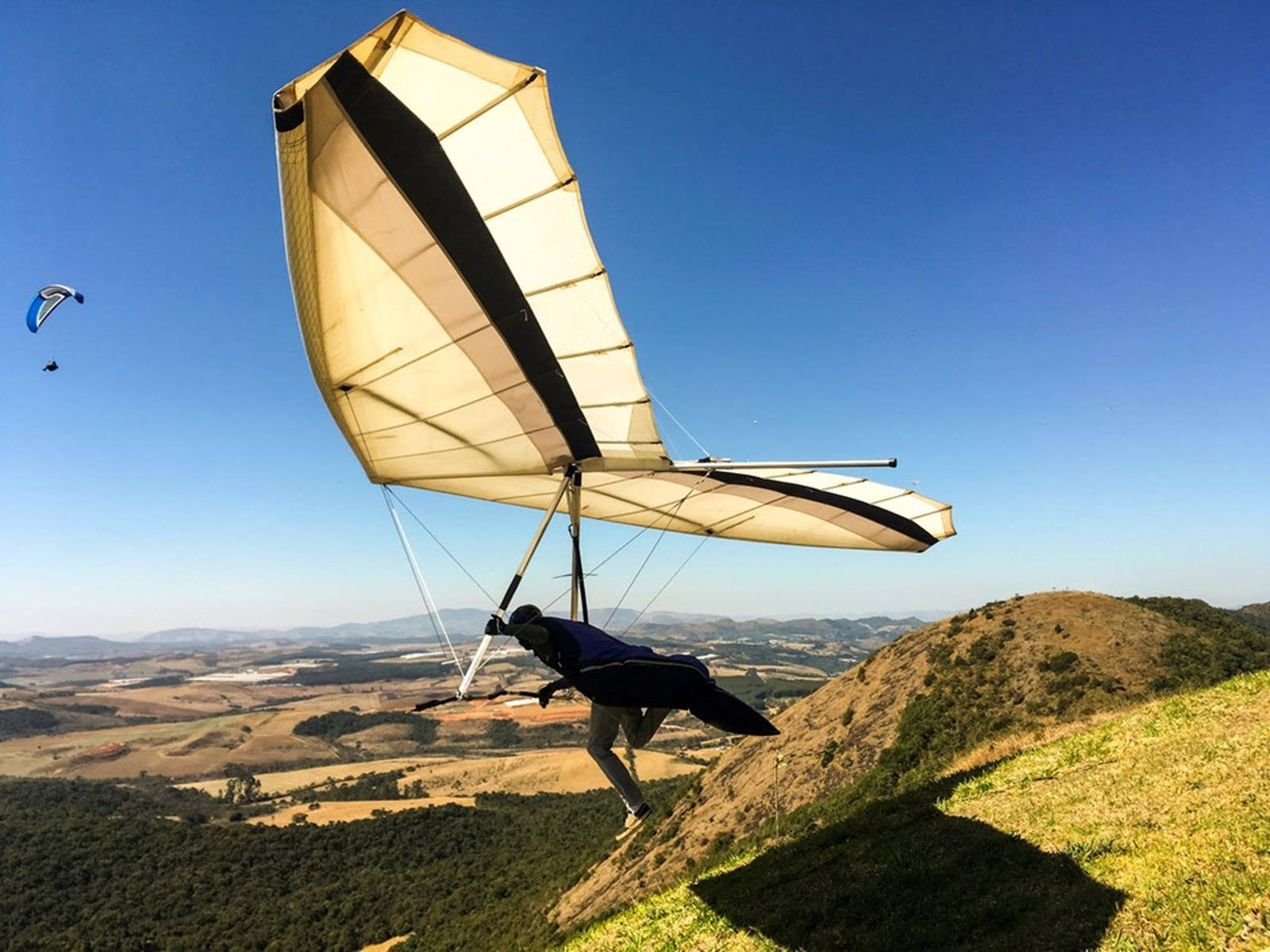 hang gliding pilot, hill, sunny day, HD Desktop Wallpaper