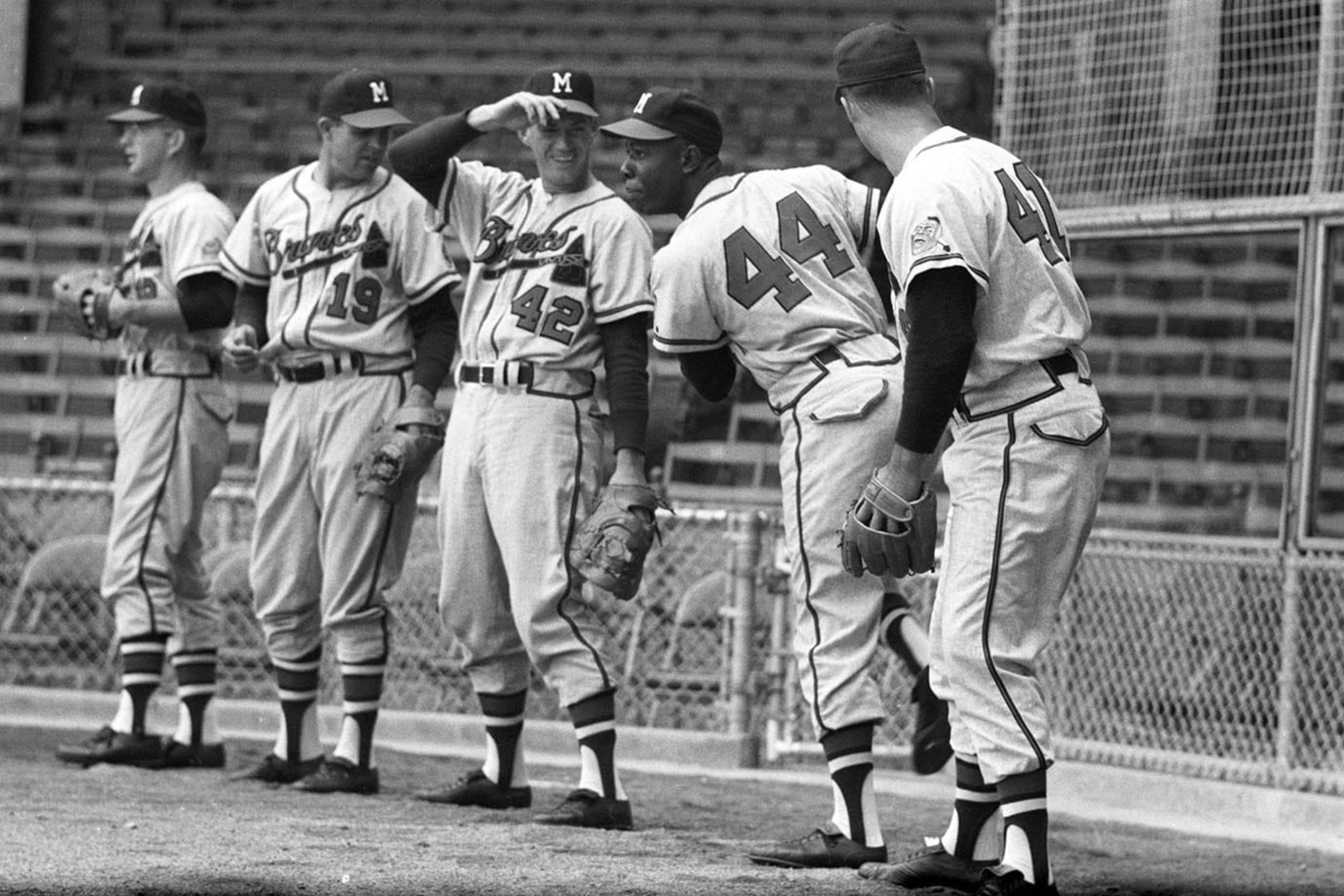 Hank Aaron, Brewers teammates, gray uniforms, 2K Desktop Wallpaper