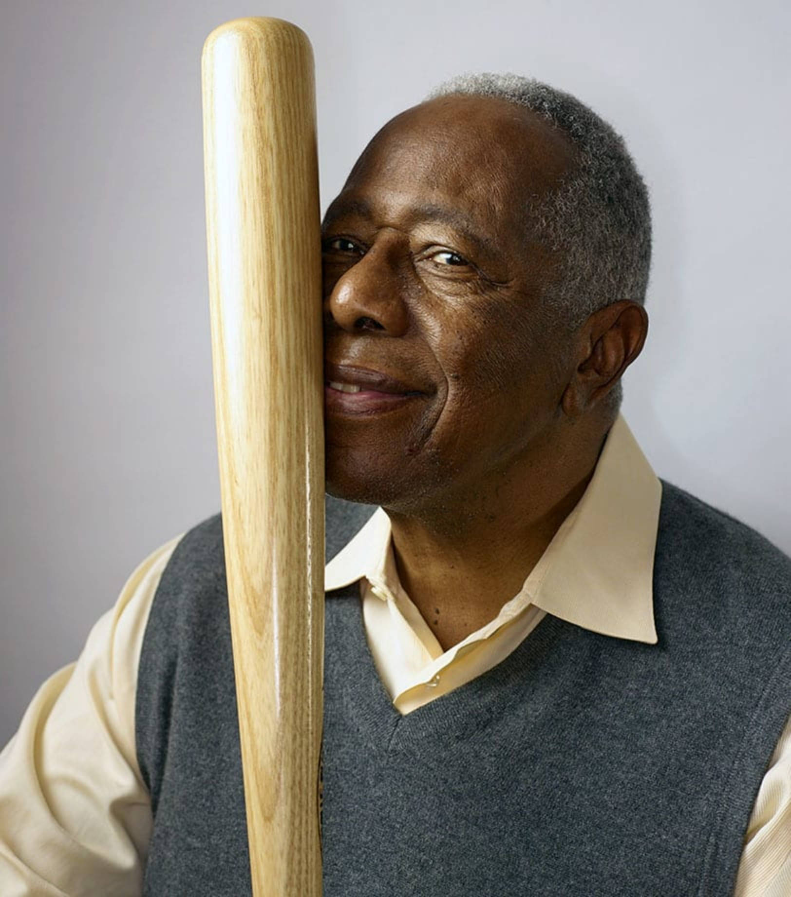 Hank Aaron, wooden baseball bat, studio portrait, HD Phone Wallpaper