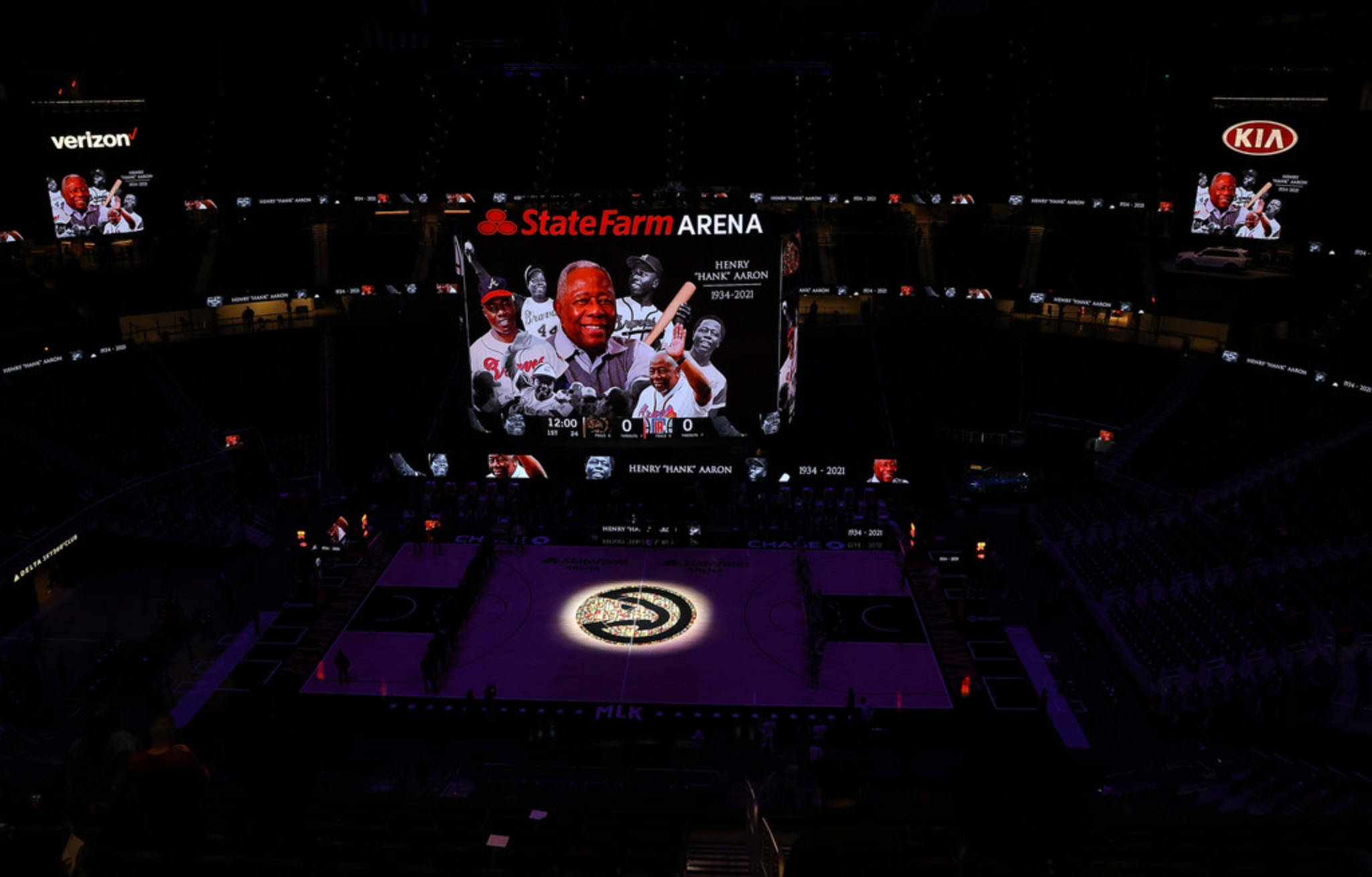 Hank Aaron, basketball arena, large central screen, Full HD Desktop Wallpaper