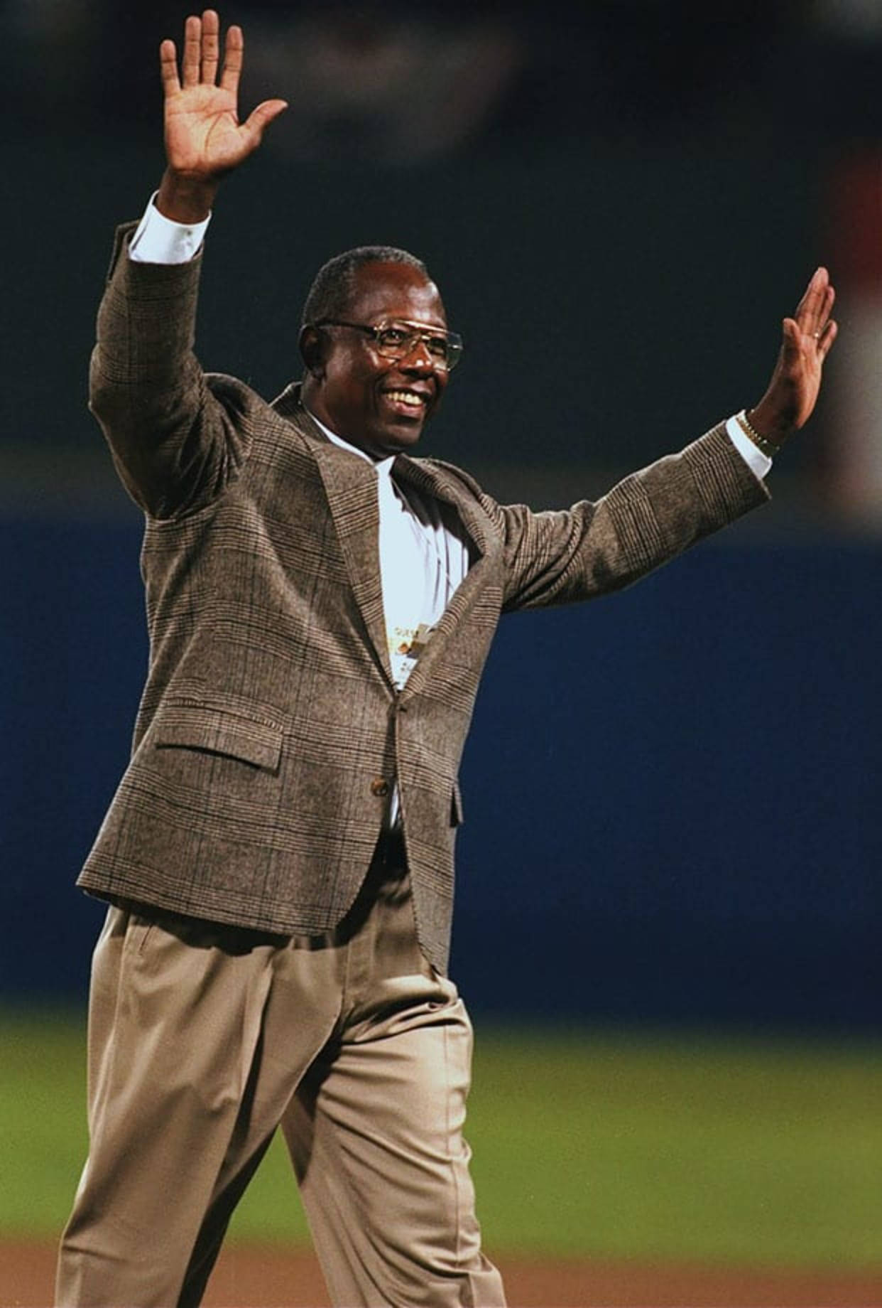 Hank Aaron, brown plaid suit, baseball field, HD Phone Wallpaper