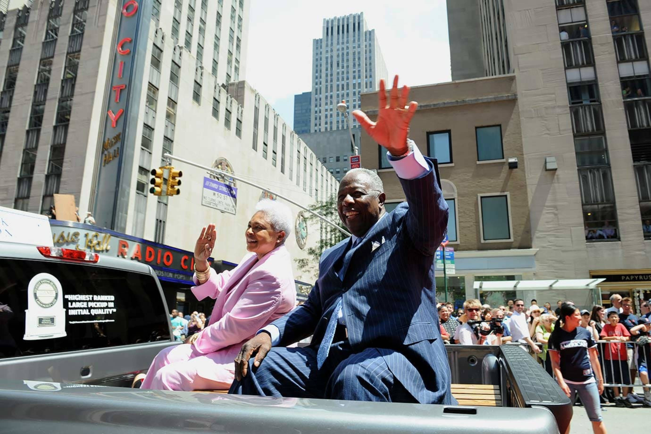Hank Aaron, pickup truck, sunny city parade, 2K Desktop Wallpaper