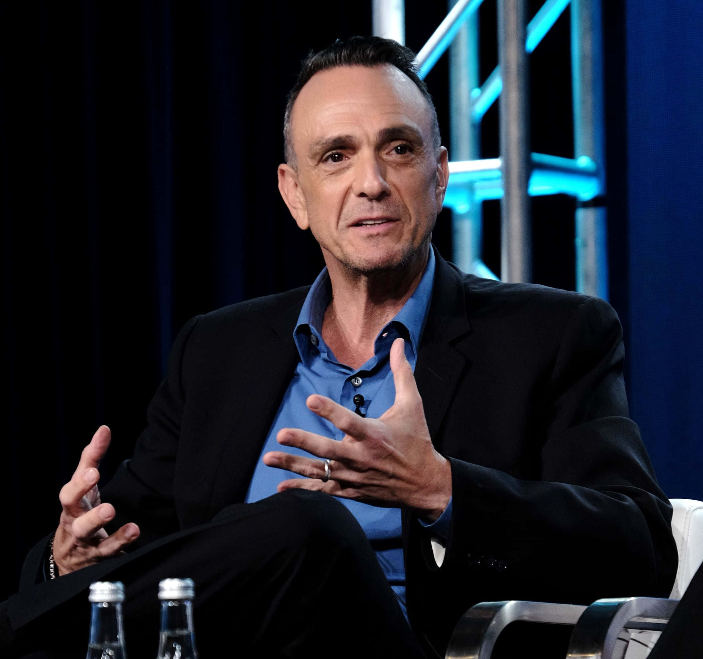 Hank Azaria, black blazer, blue shirt, Full HD Desktop Wallpaper