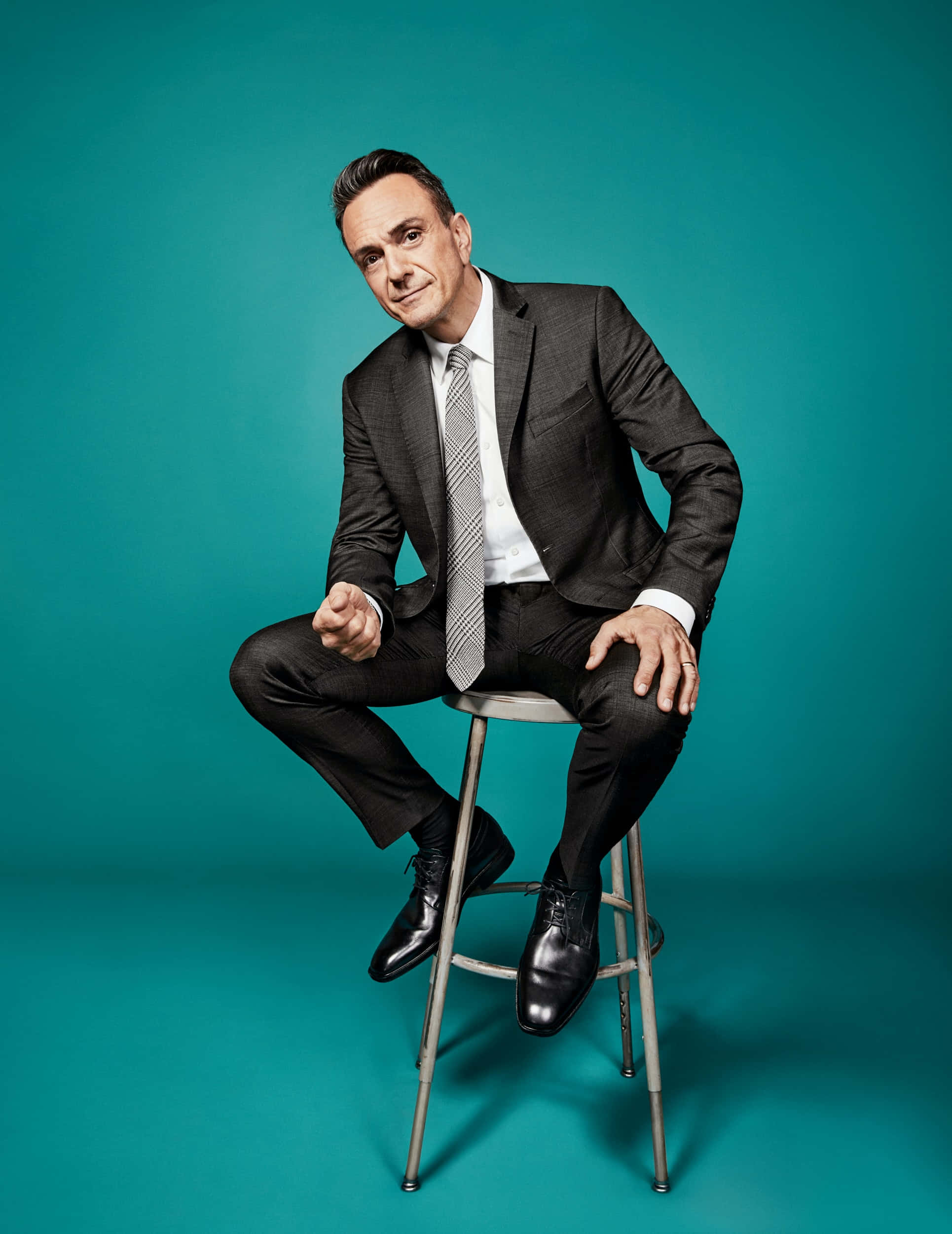 Hank Azaria, teal studio backdrop, suit, Full HD Phone Wallpaper