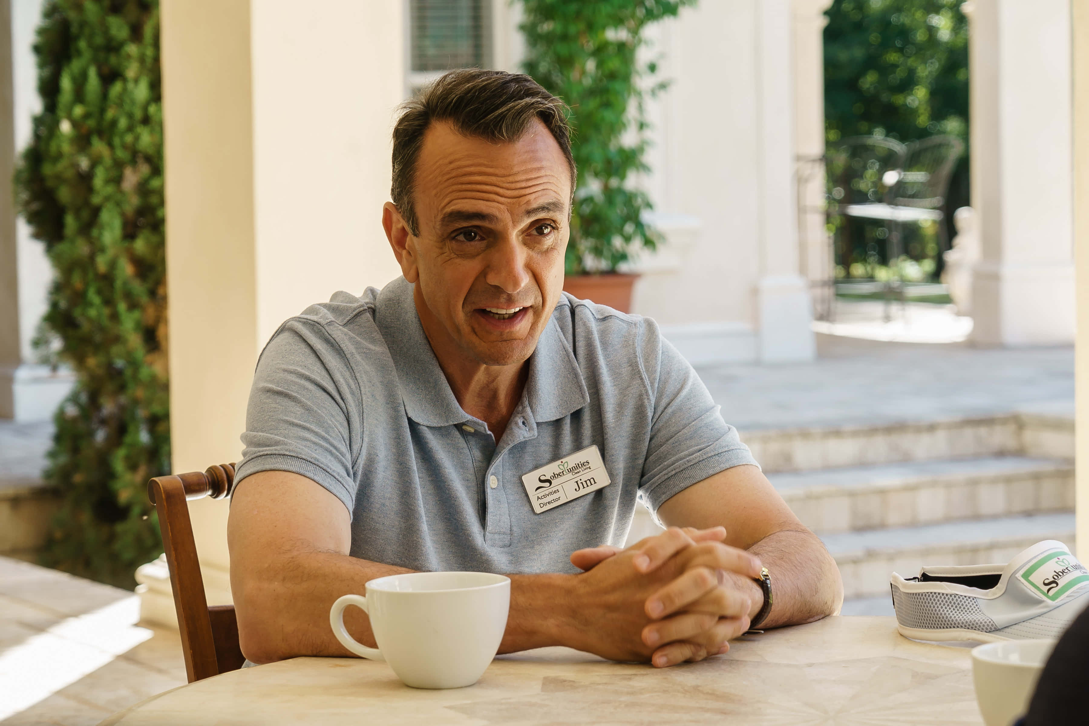 Hank Azaria, grey polo shirt, name tag, 2K Desktop Wallpaper