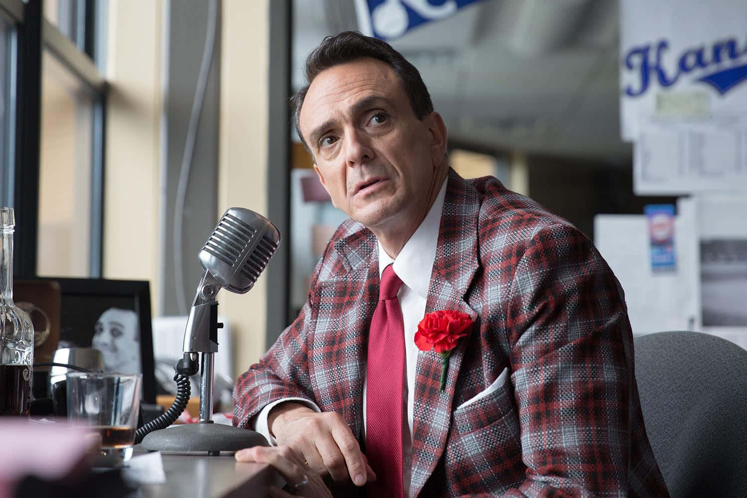 Hank Azaria, red plaid suit, red rose boutonniere, HD Desktop Wallpaper