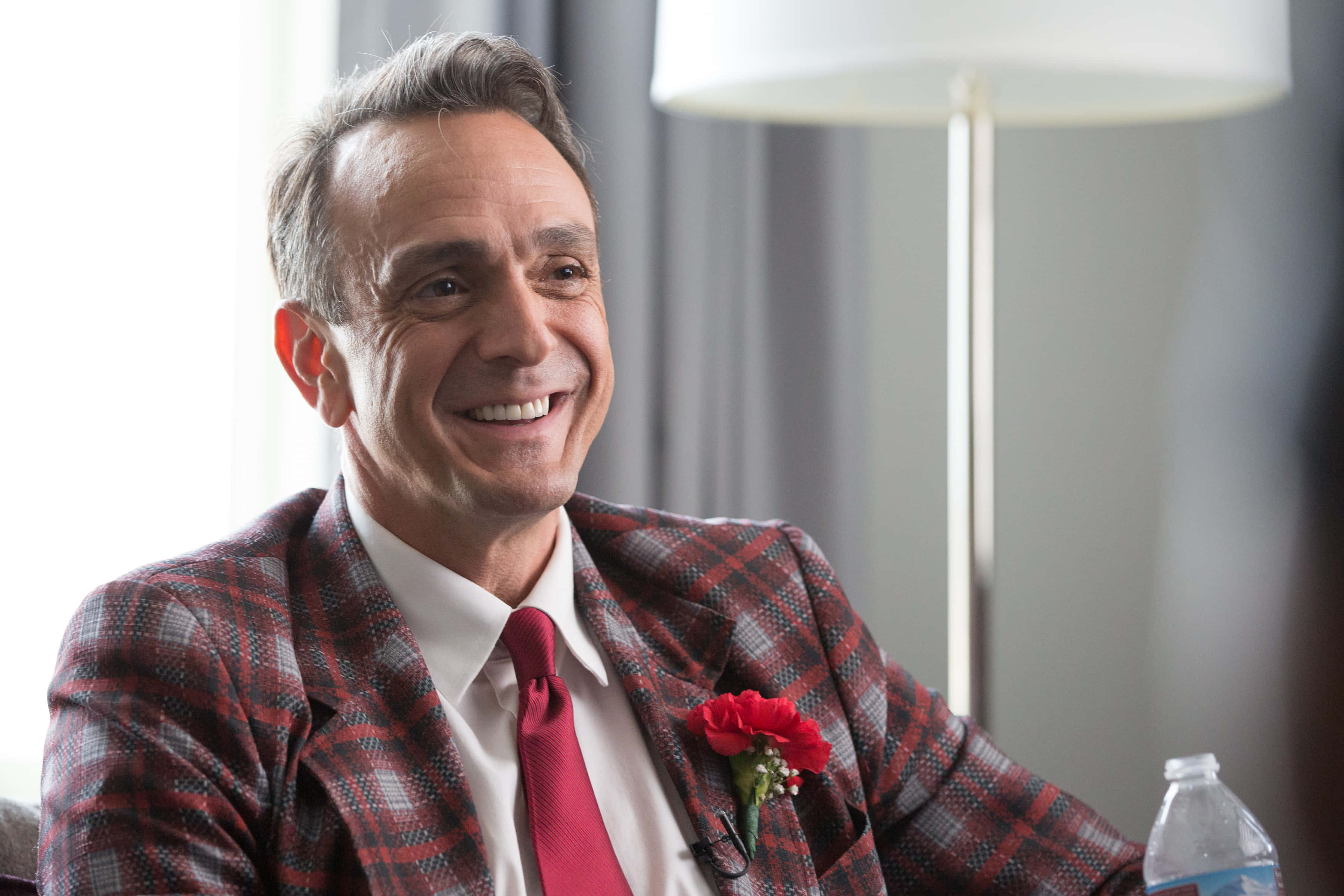 Hank Azaria, red plaid suit, red tie, 2K Desktop Wallpaper
